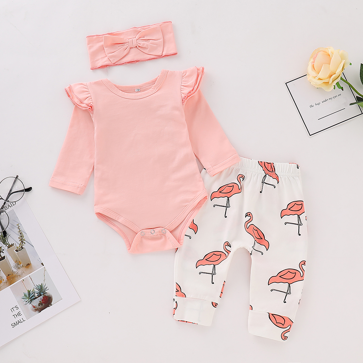3-piece Cute Ruffle Sleeves Bodysuit, Flamingo Print Pants and Headband for Baby Girl
3-piece Cute Ruffle Sleeves Bodysuit, Flamingo Print Pants and Headband for Baby Girl