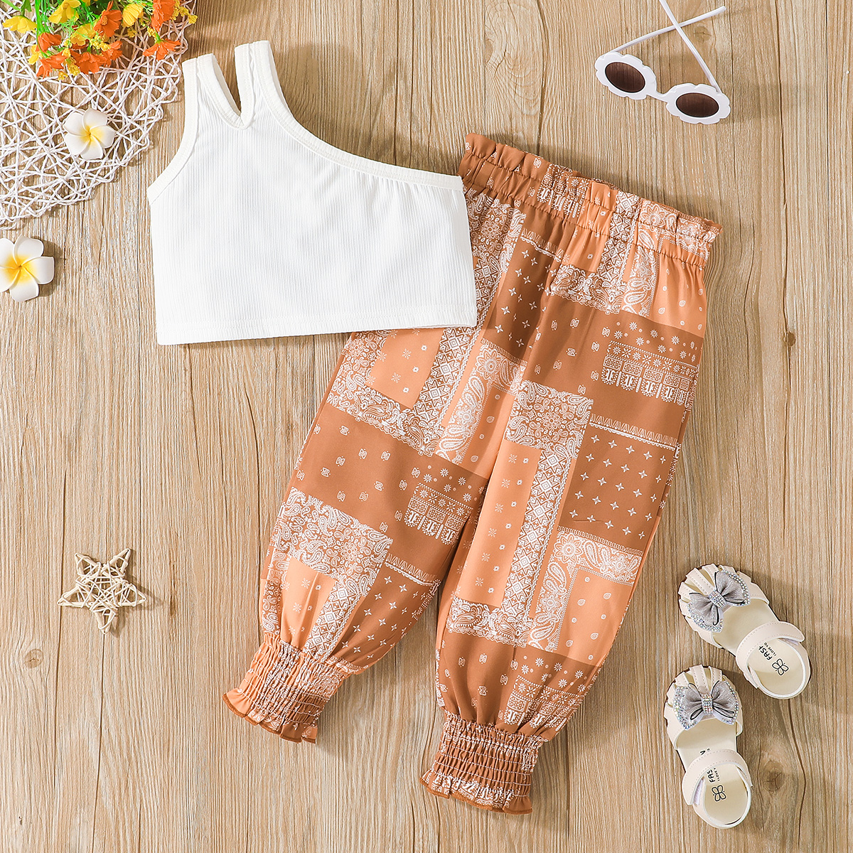 2pcs Toddler Girl One Shoulder White Tank Top and Exotic Allover Print Paper Bag Pants Set
2pcs Toddler Girl One Shoulder White Tank Top and Exotic Allover Print Paper Bag Pants Set