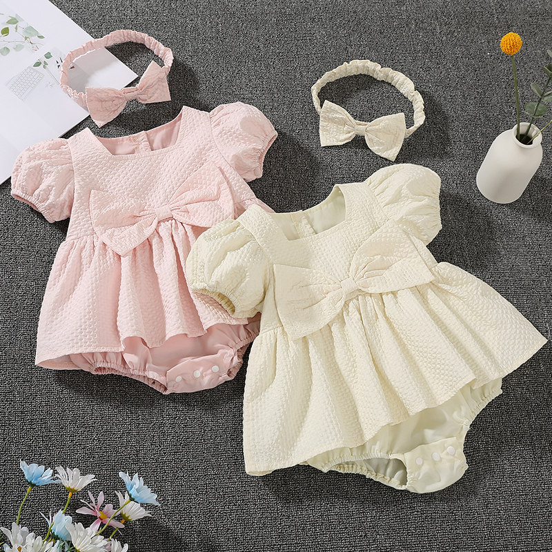 2pcs Baby Girl Solid Textured Square Neck Puff-sleeve Bow Front Romper with Headband Set
2pcs Baby Girl Solid Textured Square Neck Puff-sleeve Bow Front Romper with Headband Set