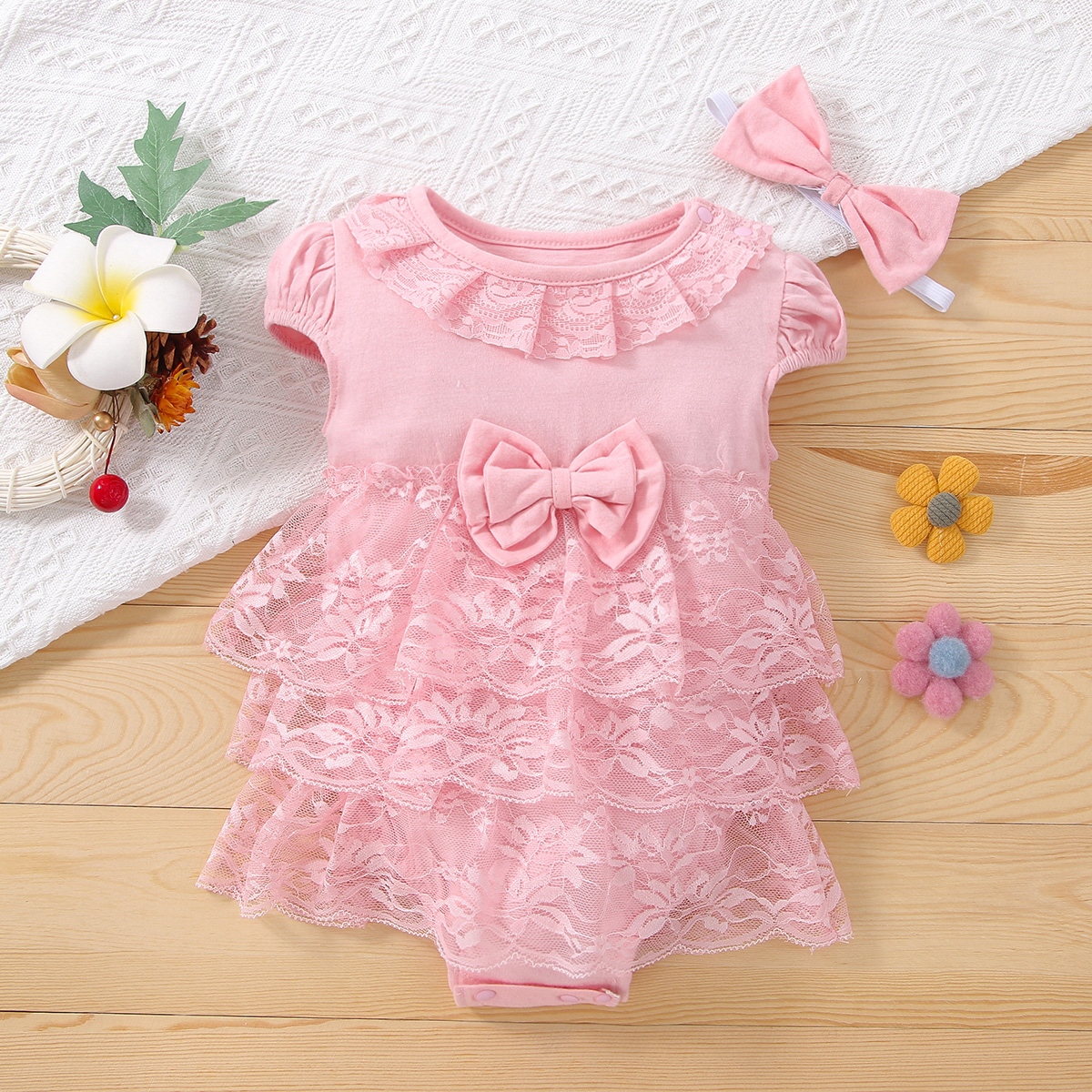 2pcs Baby Girl Pink Layered Lace Ruffle Cap Sleeve Party Romper with Headband Set
2pcs Baby Girl Pink Layered Lace Ruffle Cap Sleeve Party Romper with Headband Set