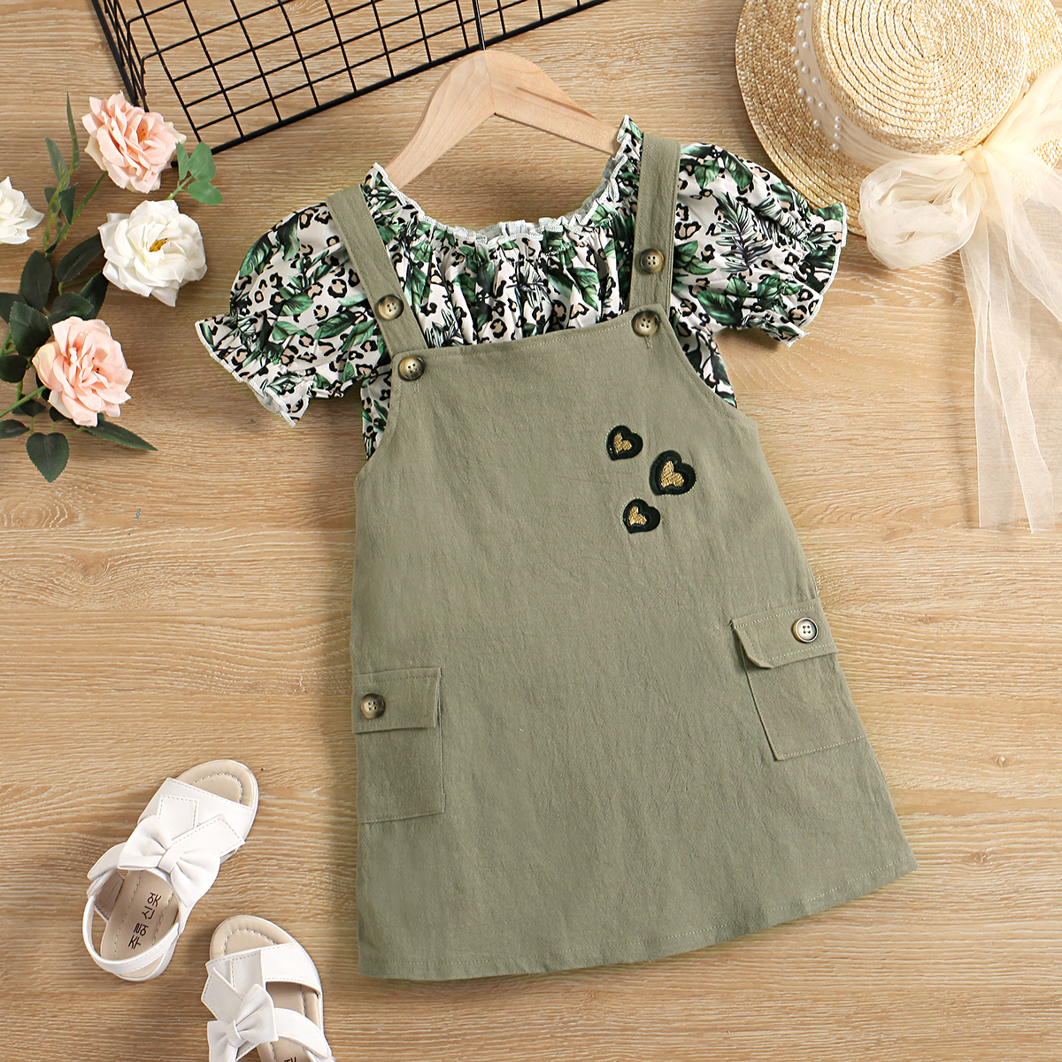 2pcs Toddler Girl Floral Print Ruffled Short-sleeve Top and Leopard Print Overall Dress Set
2pcs Toddler Girl Floral Print Ruffled Short-sleeve Top and Leopard Print Overall Dress Set