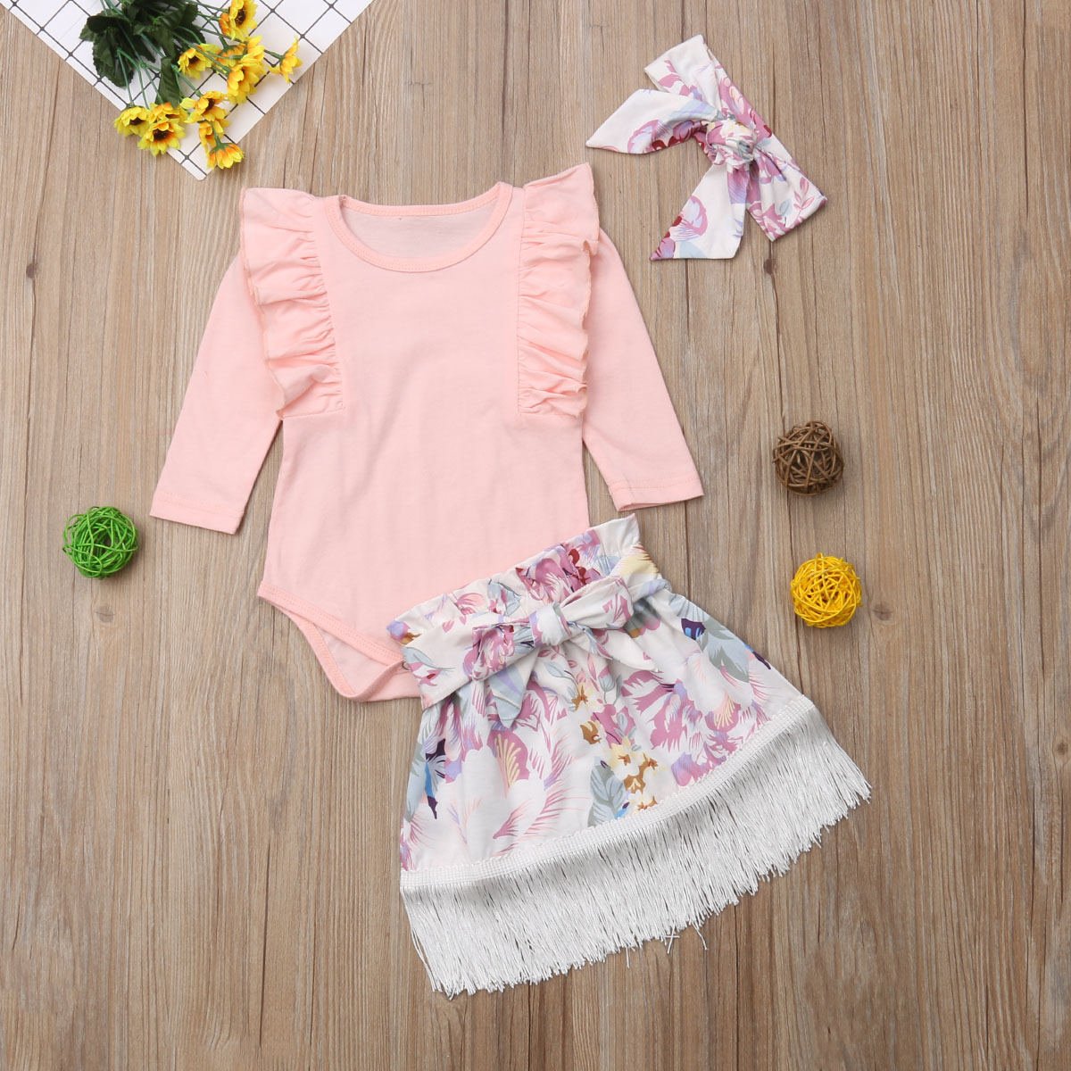 3-piece Baby Girls Solid Ruffled Sleeve Bodysuit and Floral Print Tasseled Skirt with Headband Set
3-piece Baby Girls Solid Ruffled Sleeve Bodysuit and Floral Print Tasseled Skirt with Headband Set