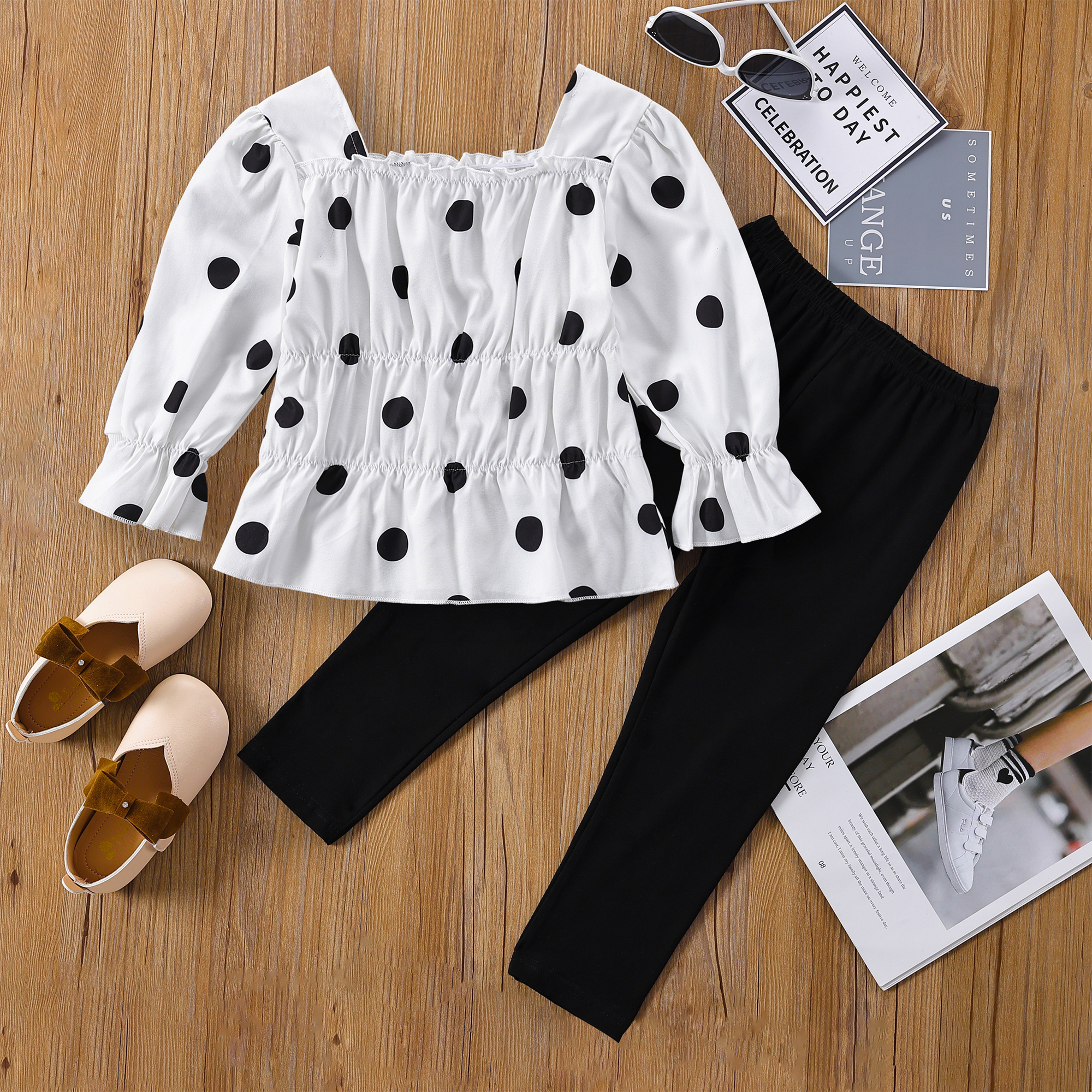 2-piece Toddler Girl Polka dots Square Neck Puff-sleeve Blouse Top and Elasticized Black Pants Casual Set
2-piece Toddler Girl Polka dots Square Neck Puff-sleeve Blouse Top and Elasticized Black Pants Casual Set