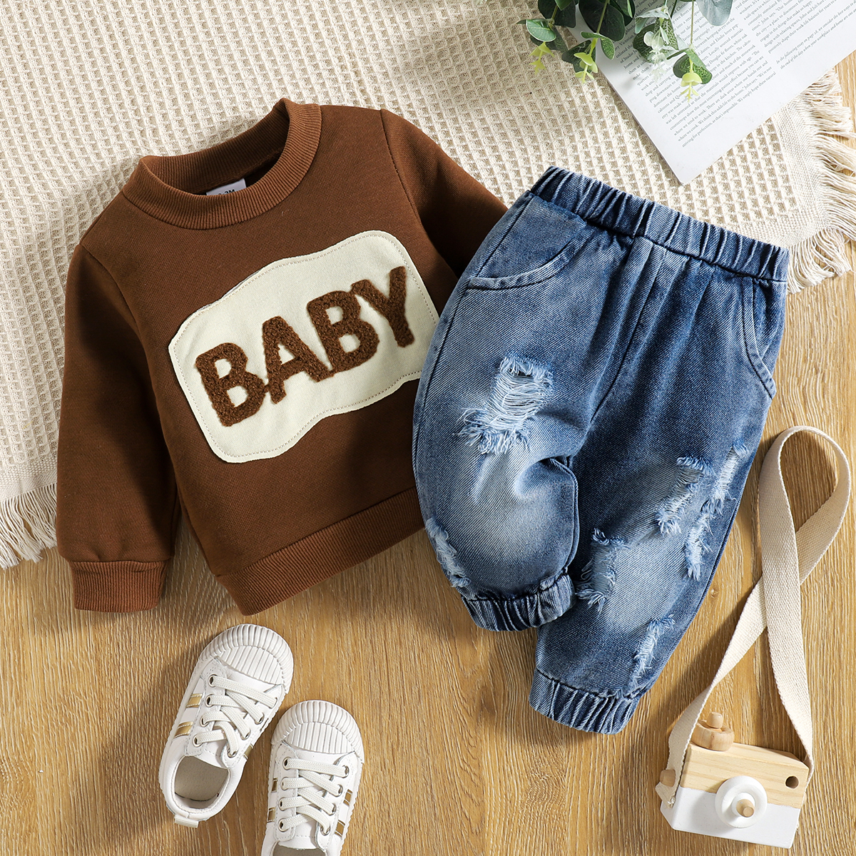 2pcs Baby Boy/Girl Letter Design Long-sleeve Sweatshirt and 100% Cotton Ripped Jeans Set
2pcs Baby Boy/Girl Letter Design Long-sleeve Sweatshirt and 100% Cotton Ripped Jeans Set