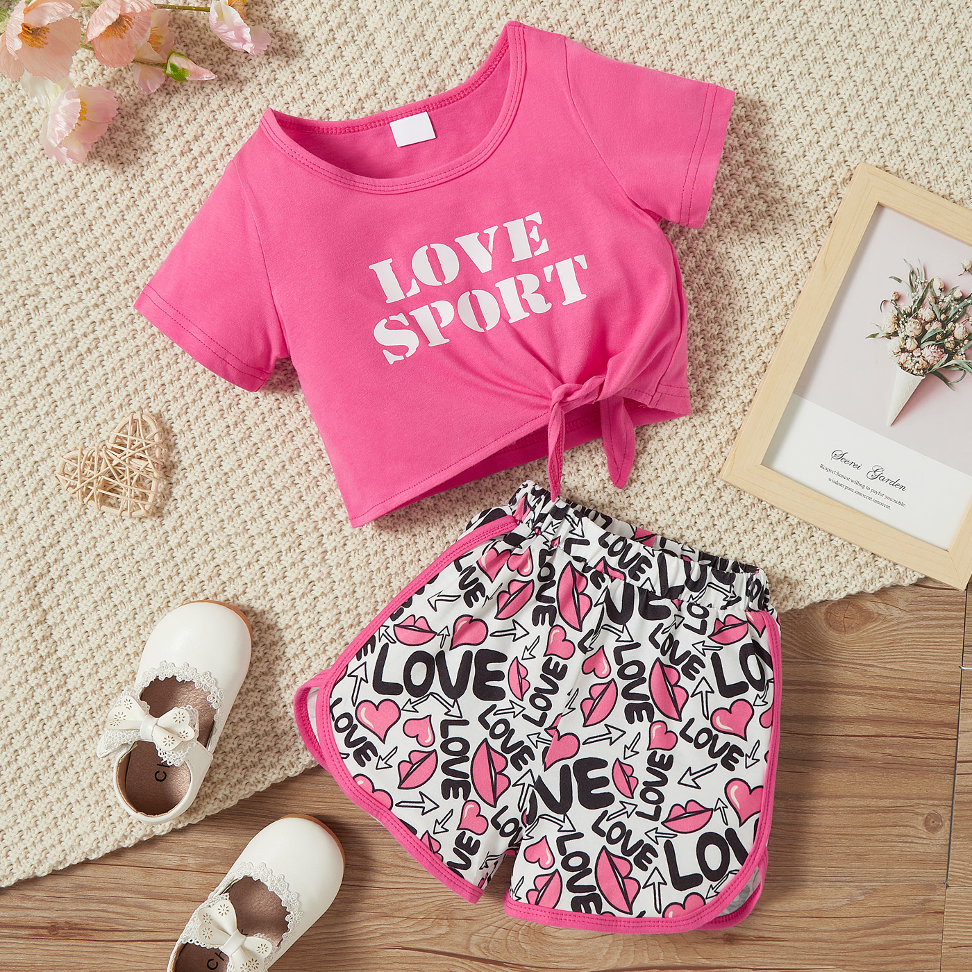 2pcs Baby Girl Letter Print Self-tie Short-sleeve Crop Top and All Over Print Shorts Set
2pcs Baby Girl Letter Print Self-tie Short-sleeve Crop Top and All Over Print Shorts Set