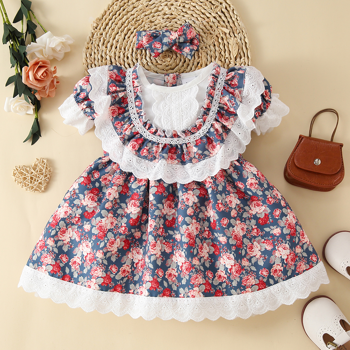 2pcs Baby Girl All Over Floral Print Short Puff Sleeve Ruffle Lace Dress with Headband Set
2pcs Baby Girl All Over Floral Print Short Puff Sleeve Ruffle Lace Dress with Headband Set