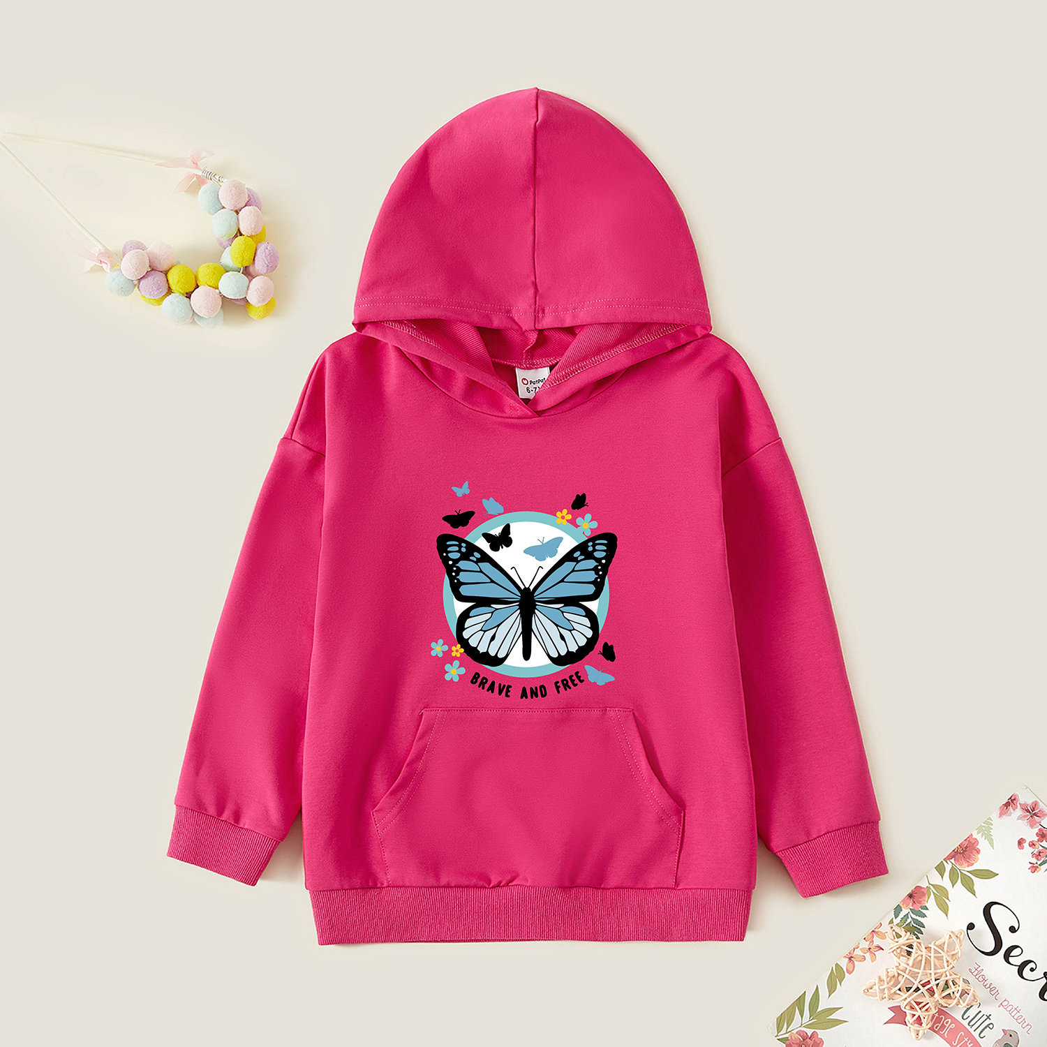 

Kid Girl Graphic Butterfly and Letter Print Long-sleeve Hooded Pullover