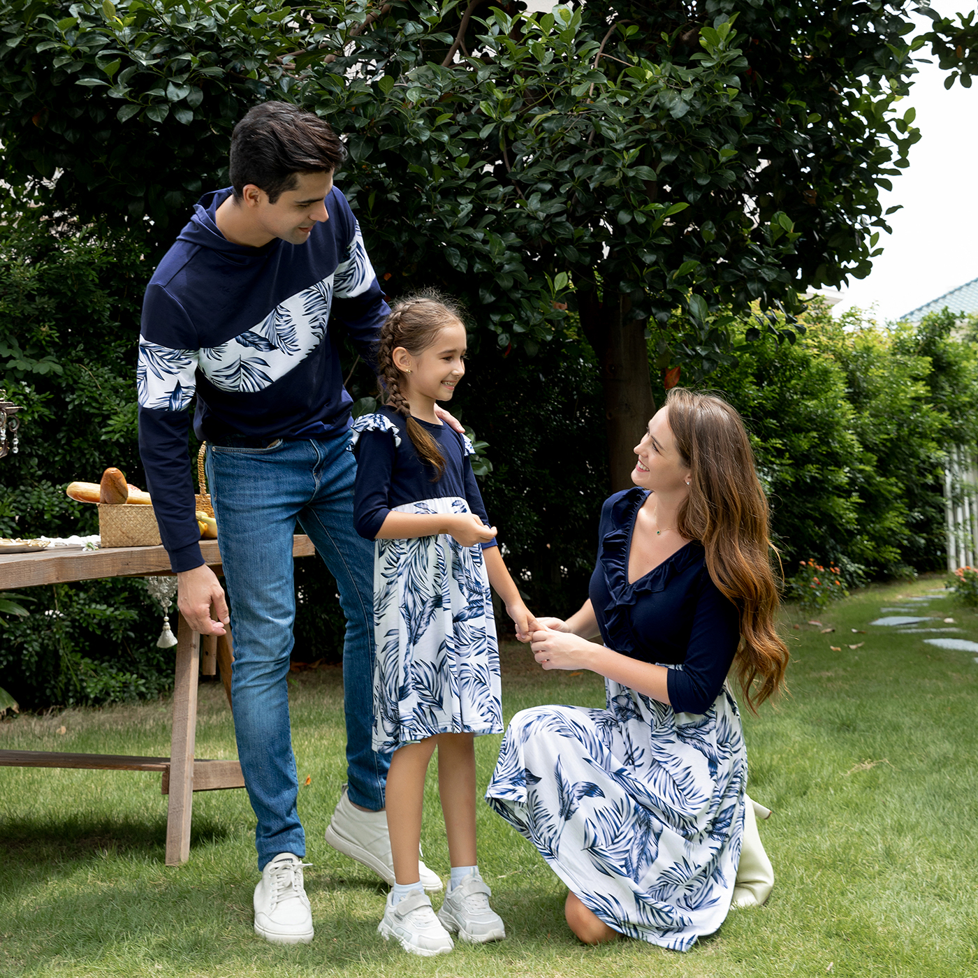 

V-neck Solid Splice Plant Print and Hooded Long-sleeve Family Matching Dark Blue Sets