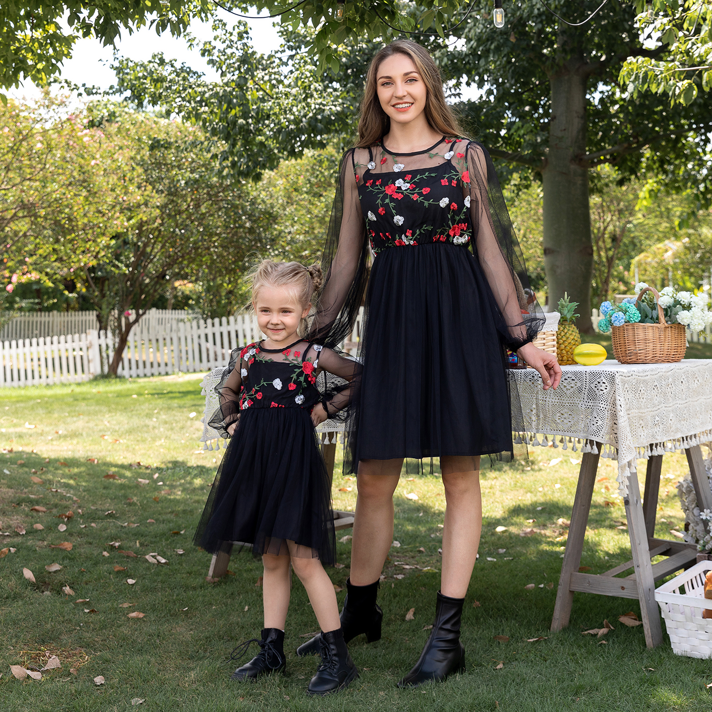 

Floral Embroidered Mesh Long-sleeve Matching Black Midi Dresses