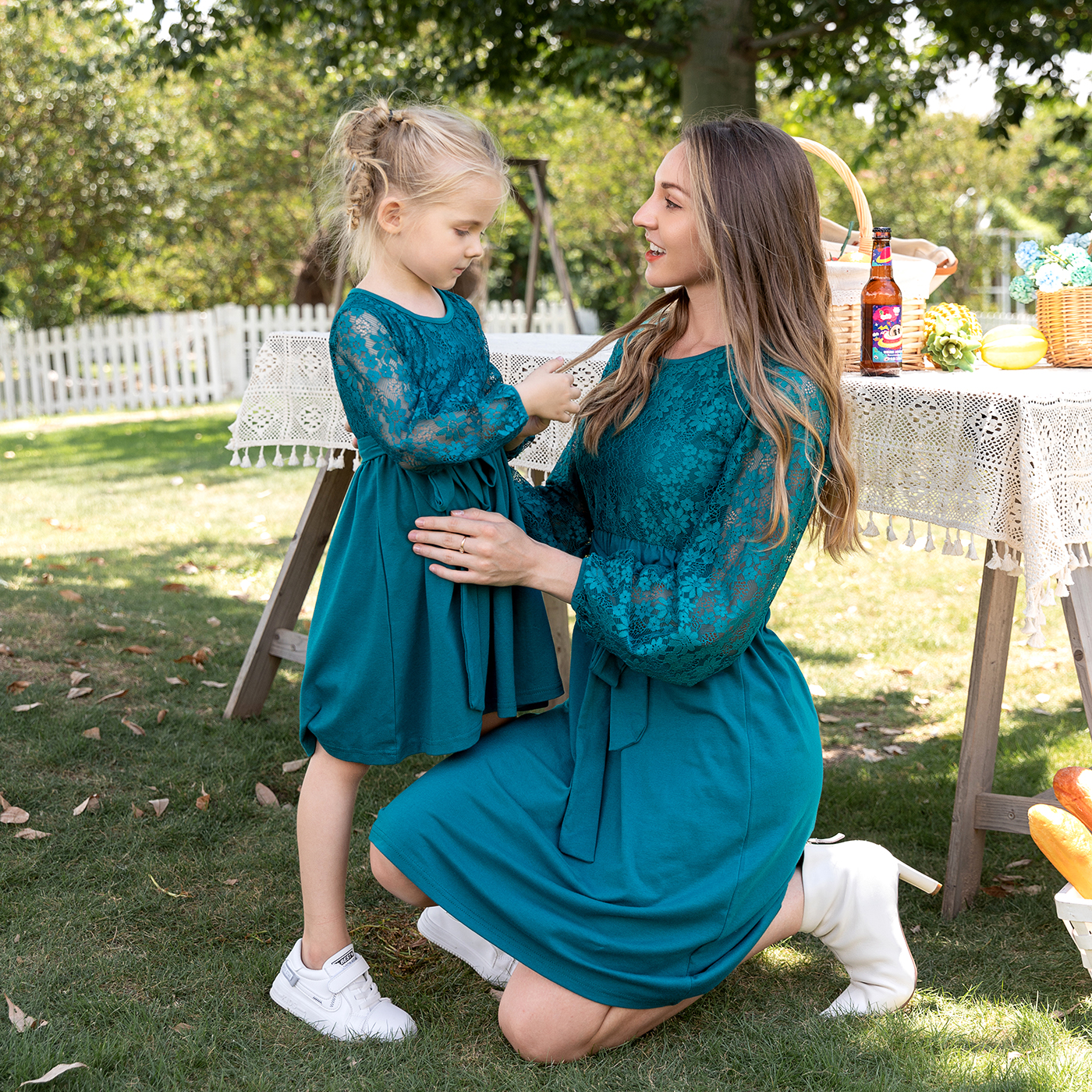

Solid Green Lace Splicing Long Sleeve Dress for Mom and Me