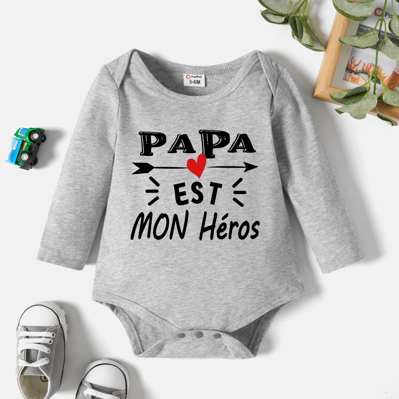 

Baby Boy Graphic Letter and Heart-shaped Print Long-sleeve Romper