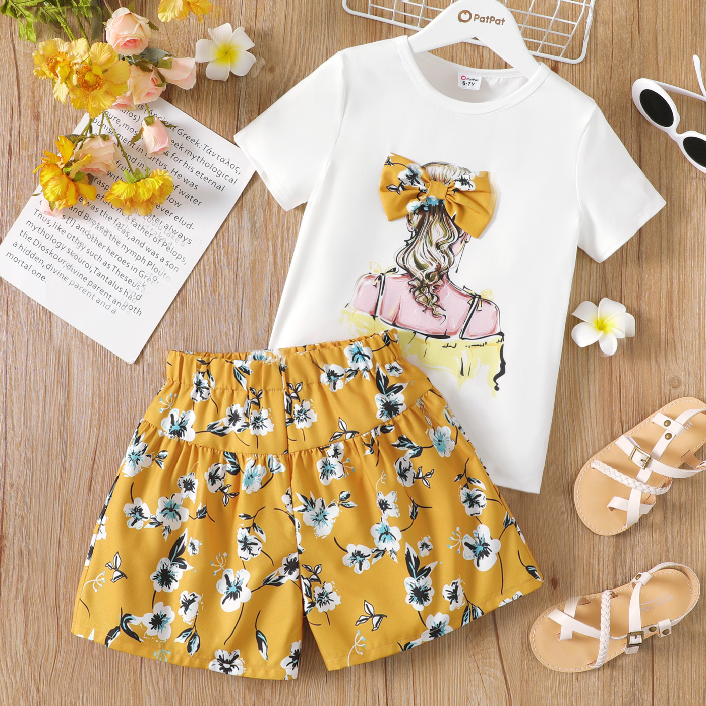 

2pcs Kid Girl Cartoon Figure Print Bowknot Design and Floral Print Shorts Set