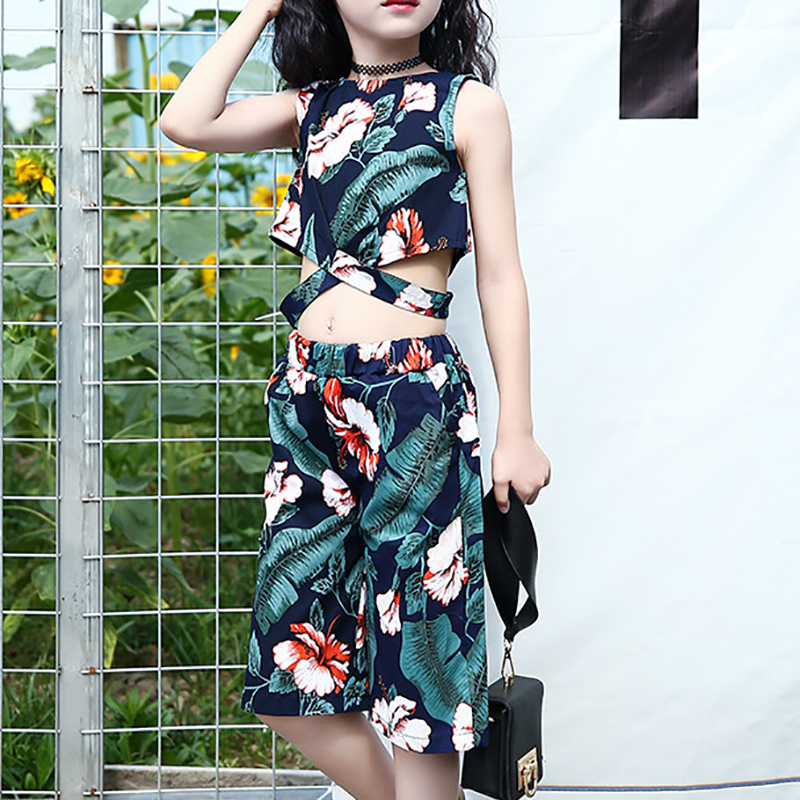 

Fresh Tropical Leaf Pattern Tank Top and Shorts Set