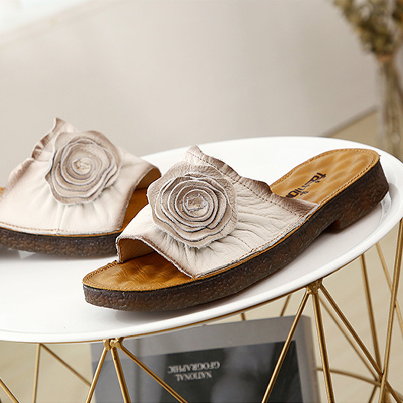 

Graceful Flower Decor Wedge Slippers