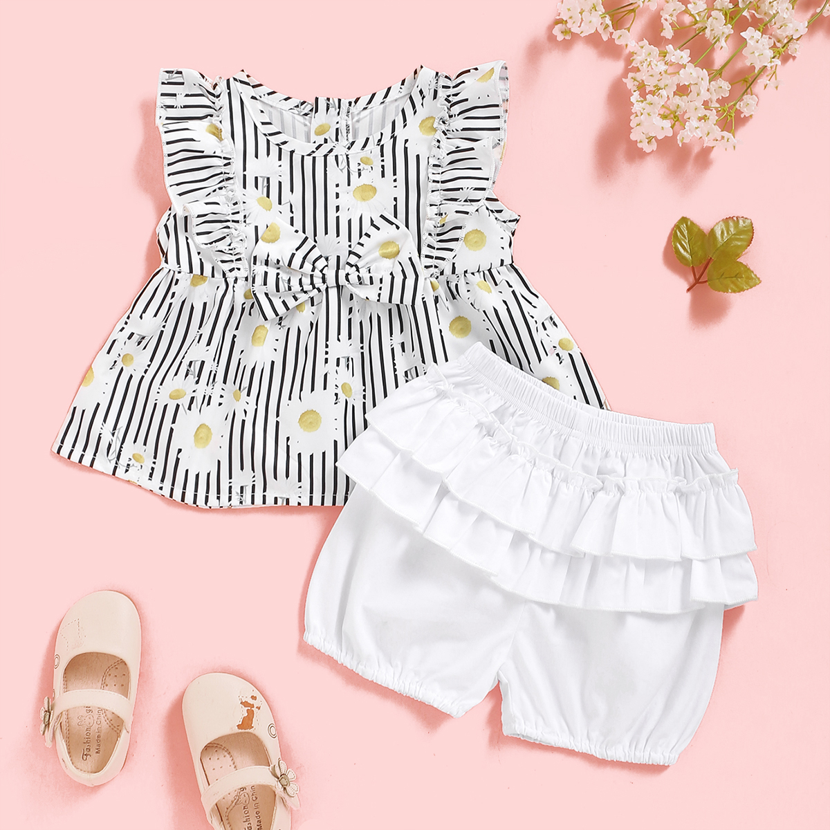 

2pcs Baby Daisy Floral Print Striped Sleeveless Ruffle Cotton Top and Shorts Set