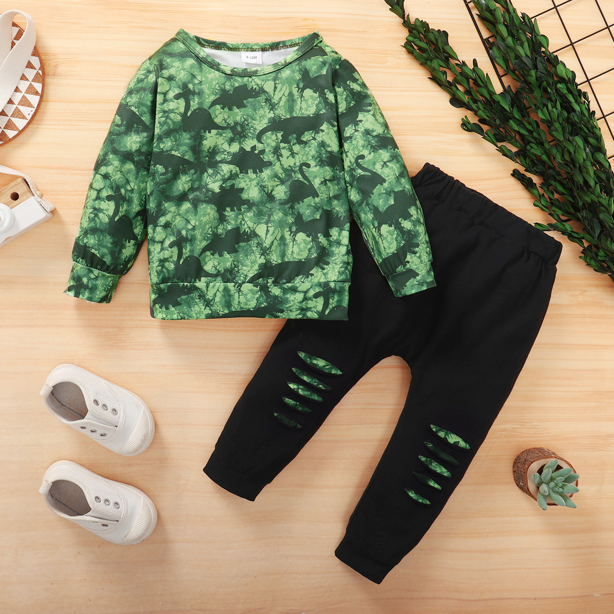 

2pcs Baby Boy All Over Dinosaur Print Green Long-sleeve Top and Ripped Trousers Set