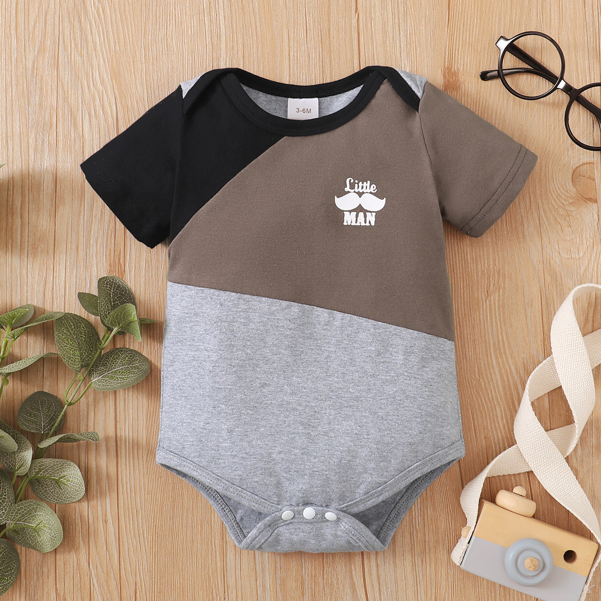 

Baby Boy Mustache and Letter Print Colorblock Short-sleeve Romper