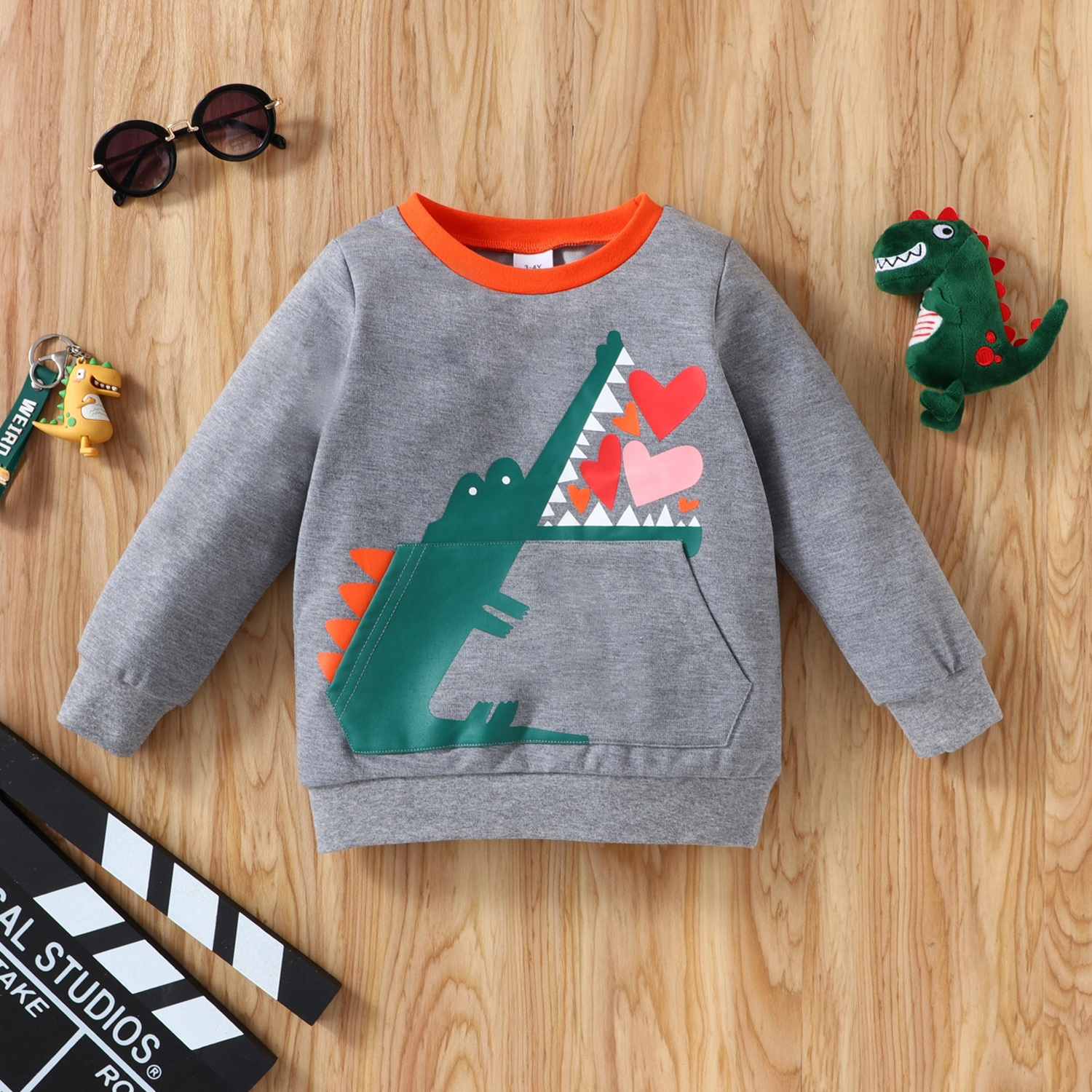 

Kid Boy Dinosaur Heart Print Pullover Sweatshirt with Pocket