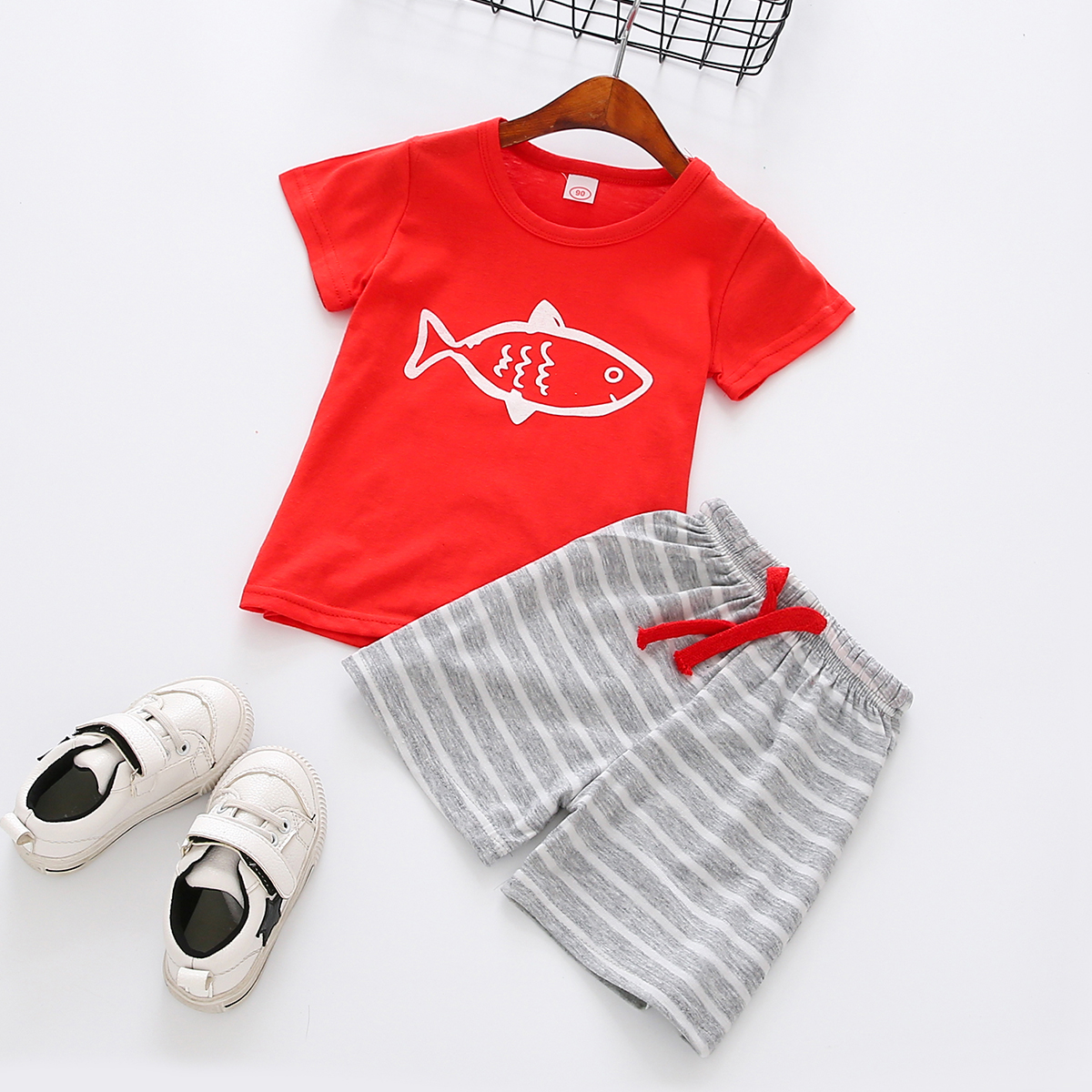 

Baby / Toddler Boy Fish Pattern Print Tee and Striped Shorts Set
