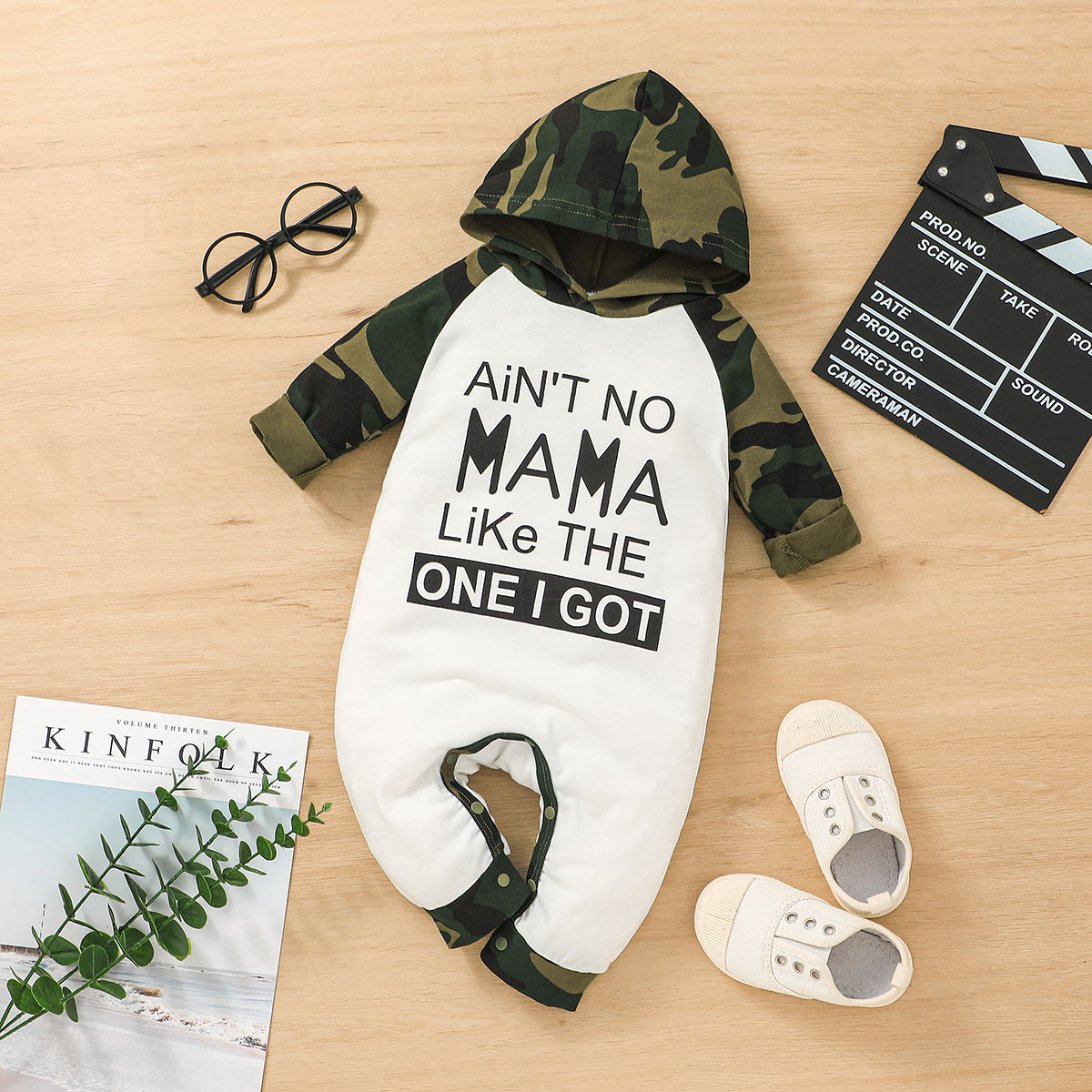 

Baby Boy Letter Print Splicing Camouflage Long-sleeve Hooded Jumpsuit