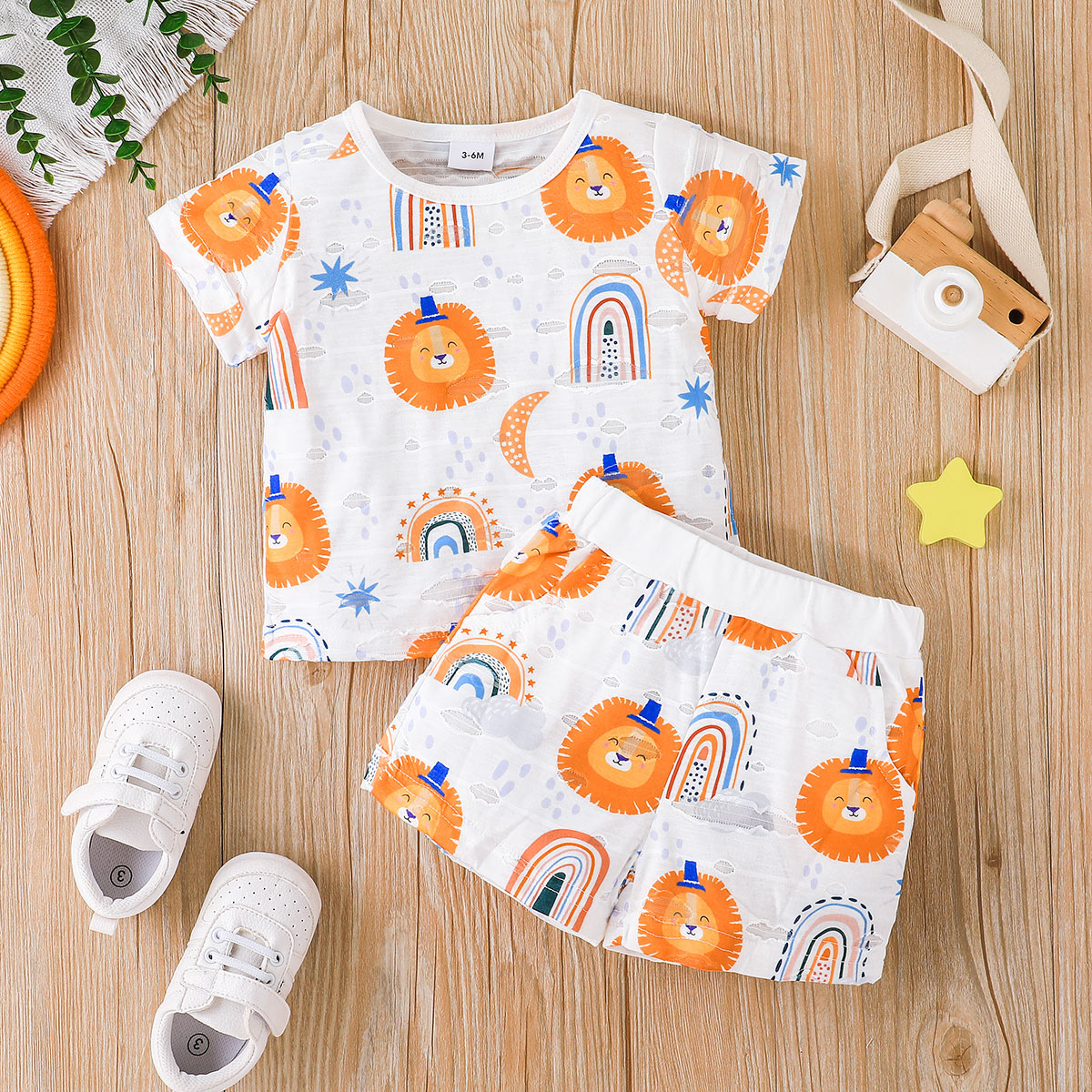 

2pcs Baby Boy All Over Cartoon Lion Print Short-sleeve Tee and Shorts Set