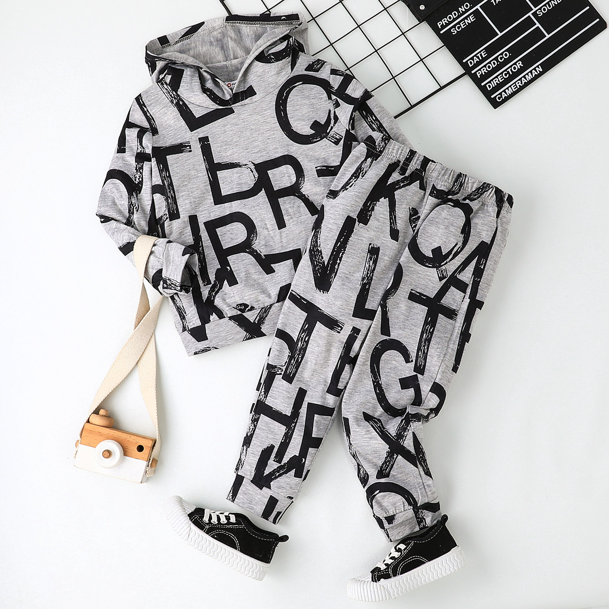 

2pcs Toddler Boy Letter Allover Print Hoodie Sweatshirt and Pants Set