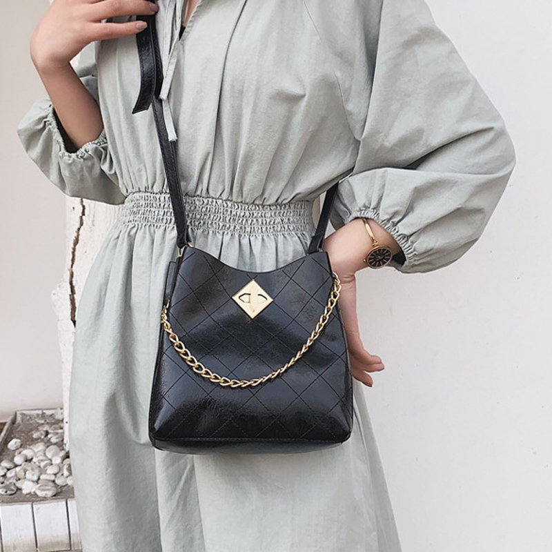 

Graceful Chain Decor Solid Crossbody Bag