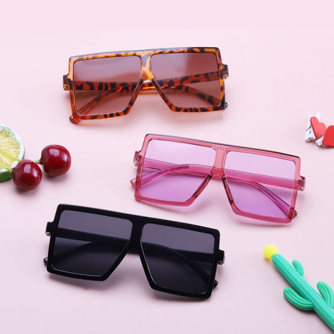 

Kids Classic Square Oversized Glasses Decorative Glasses (Random Glasses Case Color)