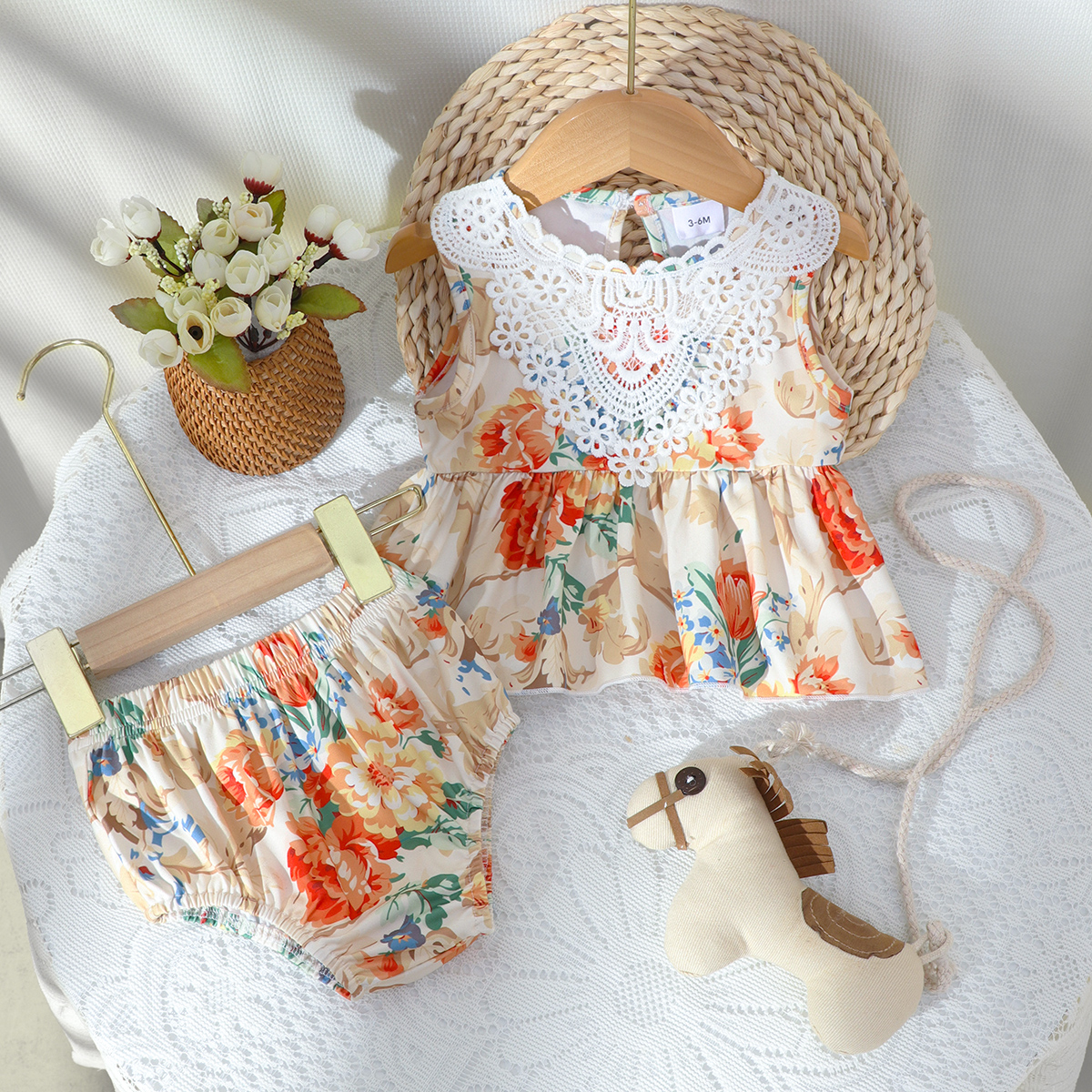 

2pcs Baby Girl Floral Print Sleeveless Lace Top and Shorts Set