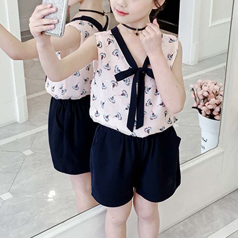 

Print Floral Sleeveless Top and Solid Pocket Shorts Set