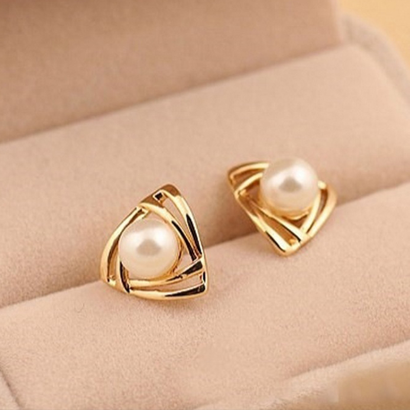

1-pair Women Triangle Pearl Earrings in Gold