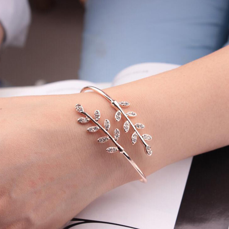 

Fashionable Rhinestone Decor Leaf Design Bracelet for Women