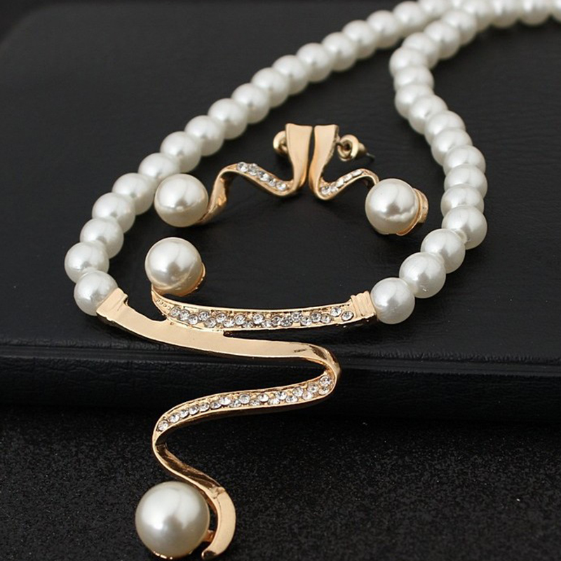 

2-piece Rhinestone Decor Pearl Earrings and Necklace