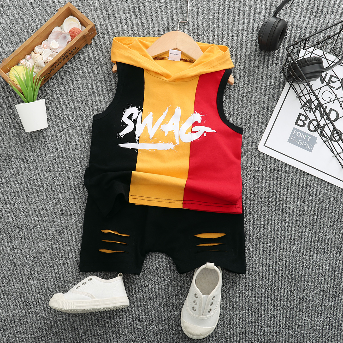 

2pcs Toddler Boy Streetwear Colorblock Letter Print Hooded Tee & Shorts Set