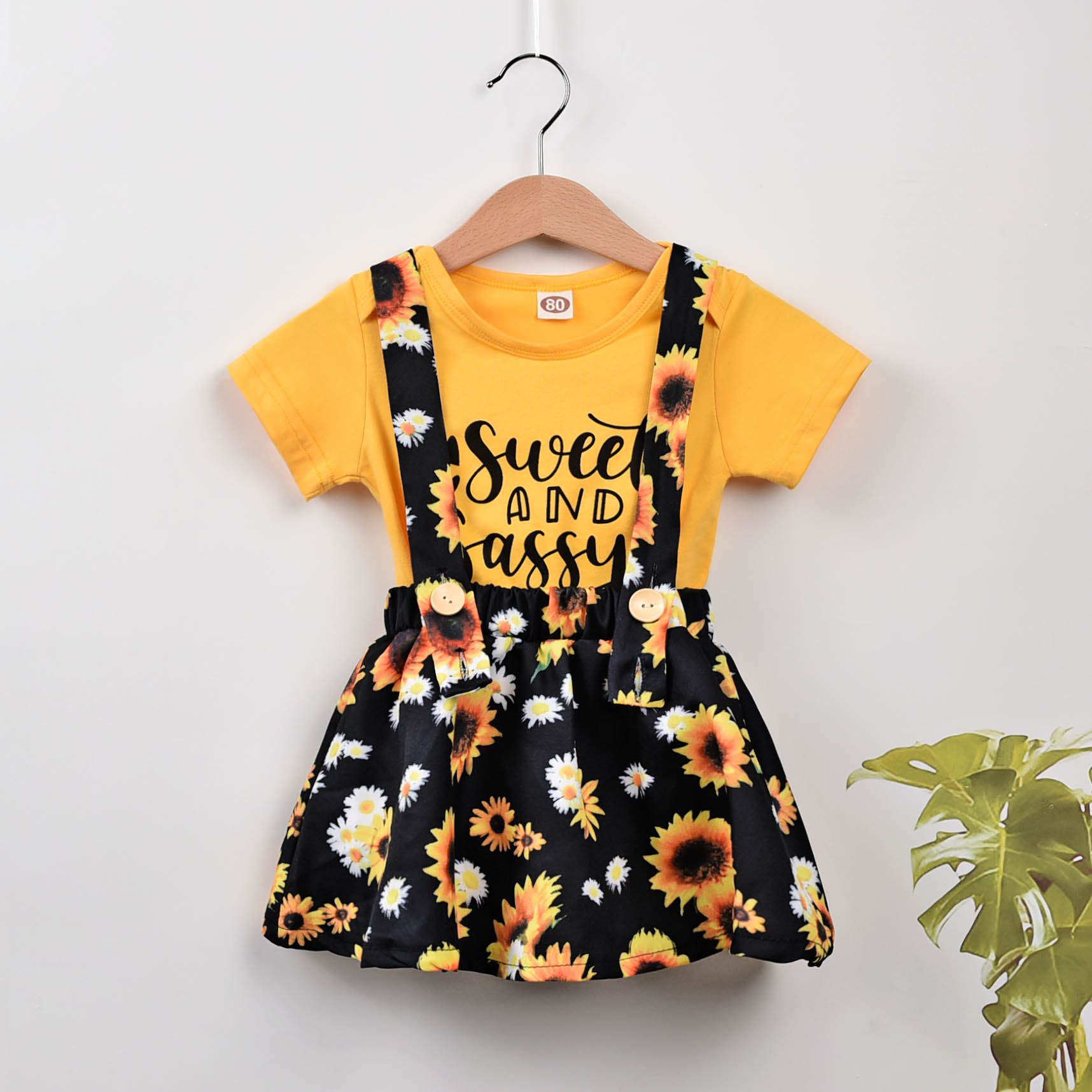 

Baby Sweet Letter Romper and Sunflower Suspender Skirt Set (No Shoes )