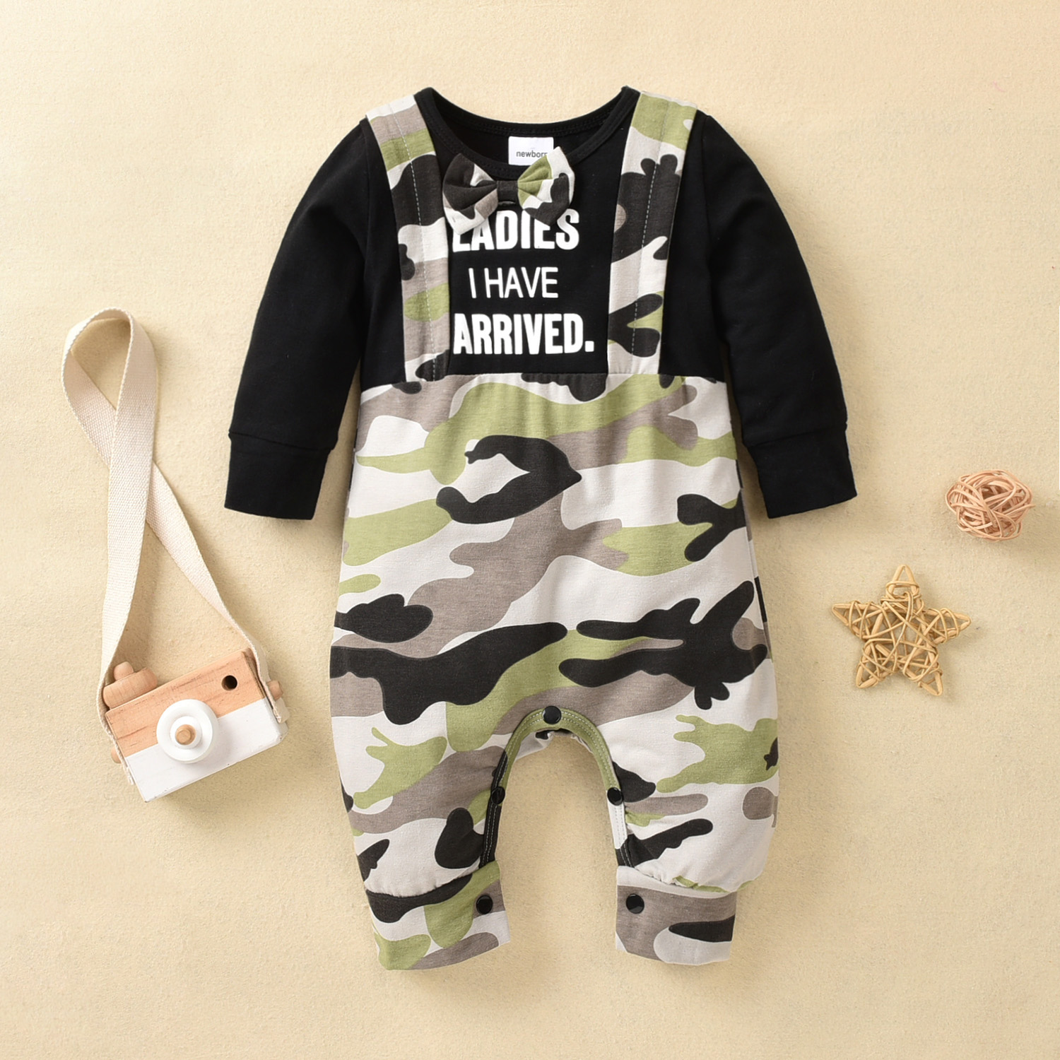 

Letter and Camouflage Print Bow Tie Decor Long-sleeve Baby Jumpsuit