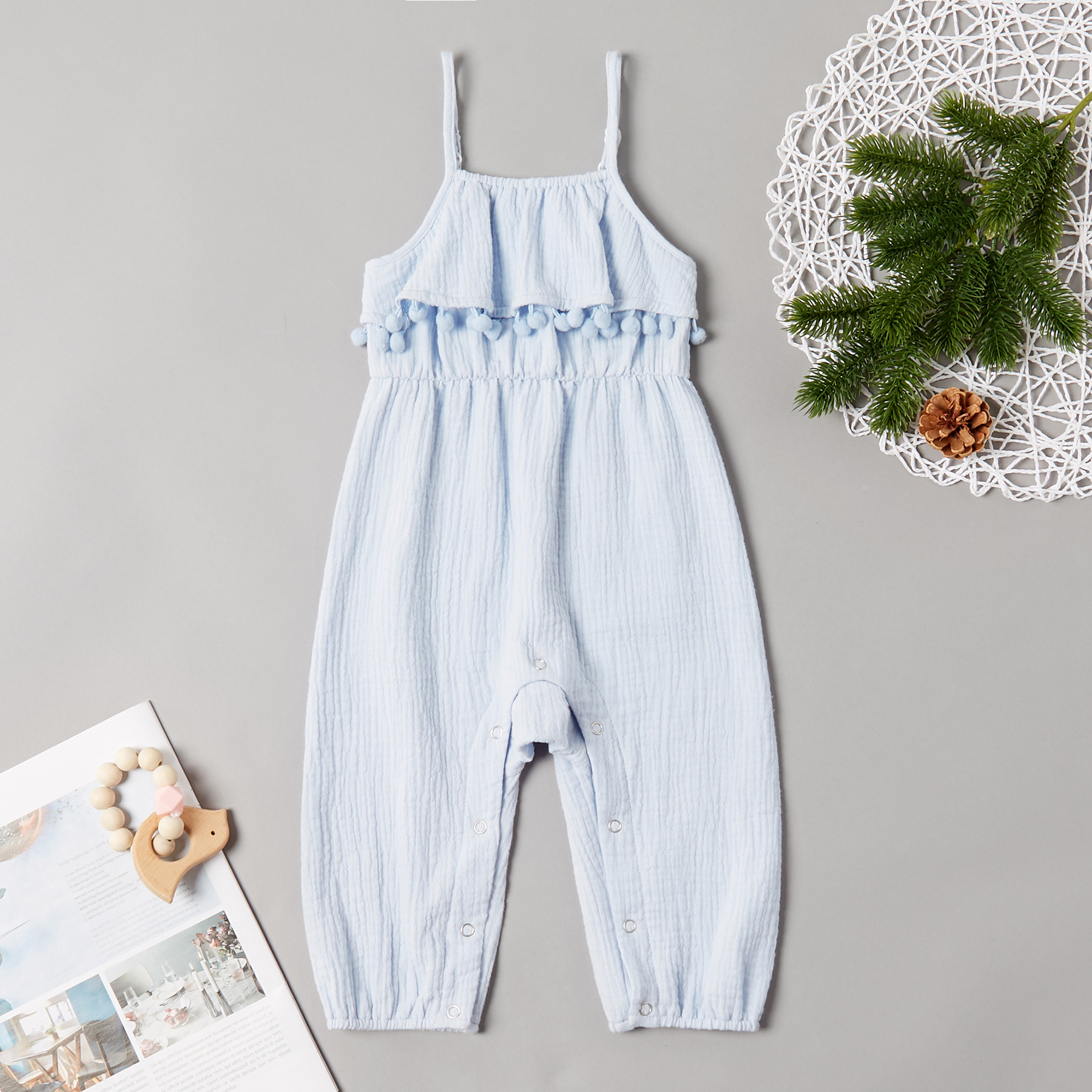 

Baby Girl Solid Pompom Decor Sleeveless Jumpsuit