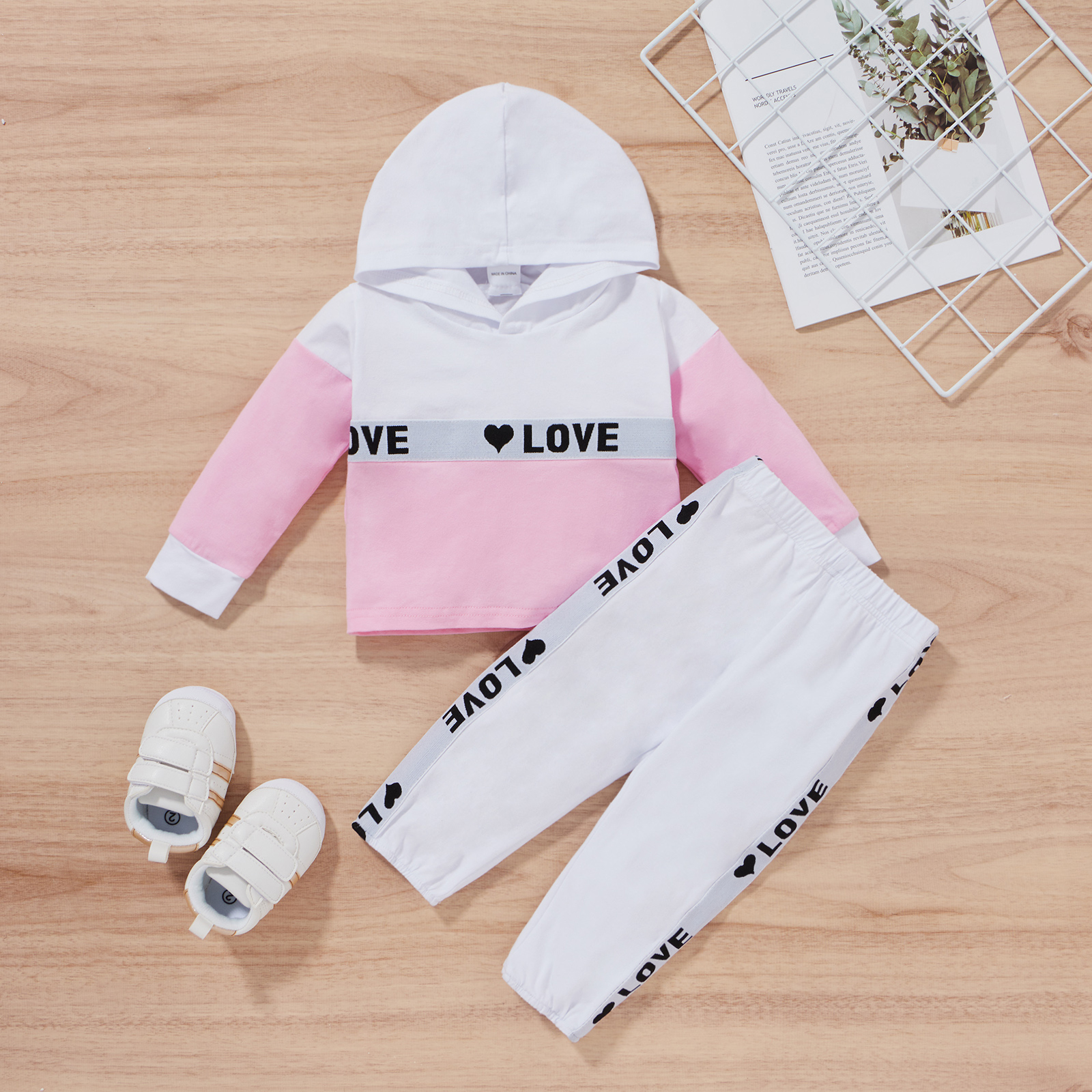 

2pcs Letter Print Color Block Hooded Baby Set