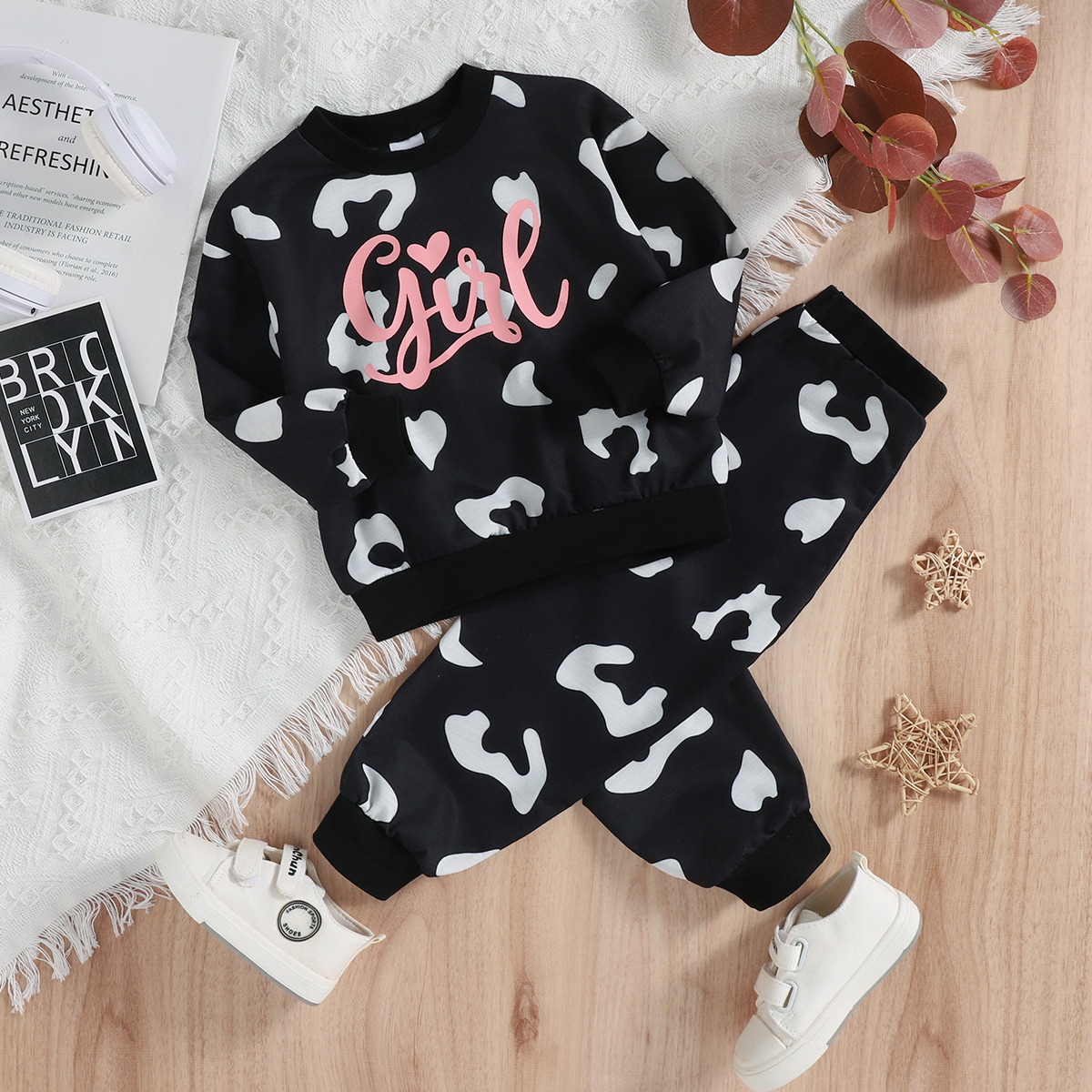 

2pcs Toddler Girl Letter Print Black Pullover Sweatshirt and Elasticized Pants Set
