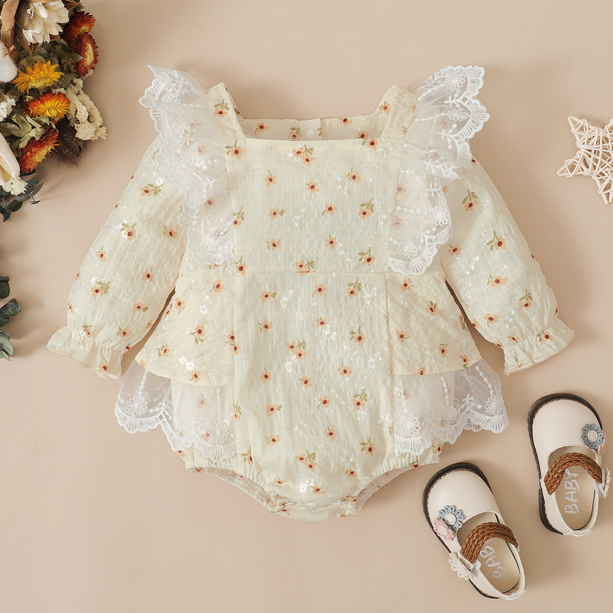 

Floral Print Cream Long-sleeve Lace Ruffle Lace Splicing Baby Romper
