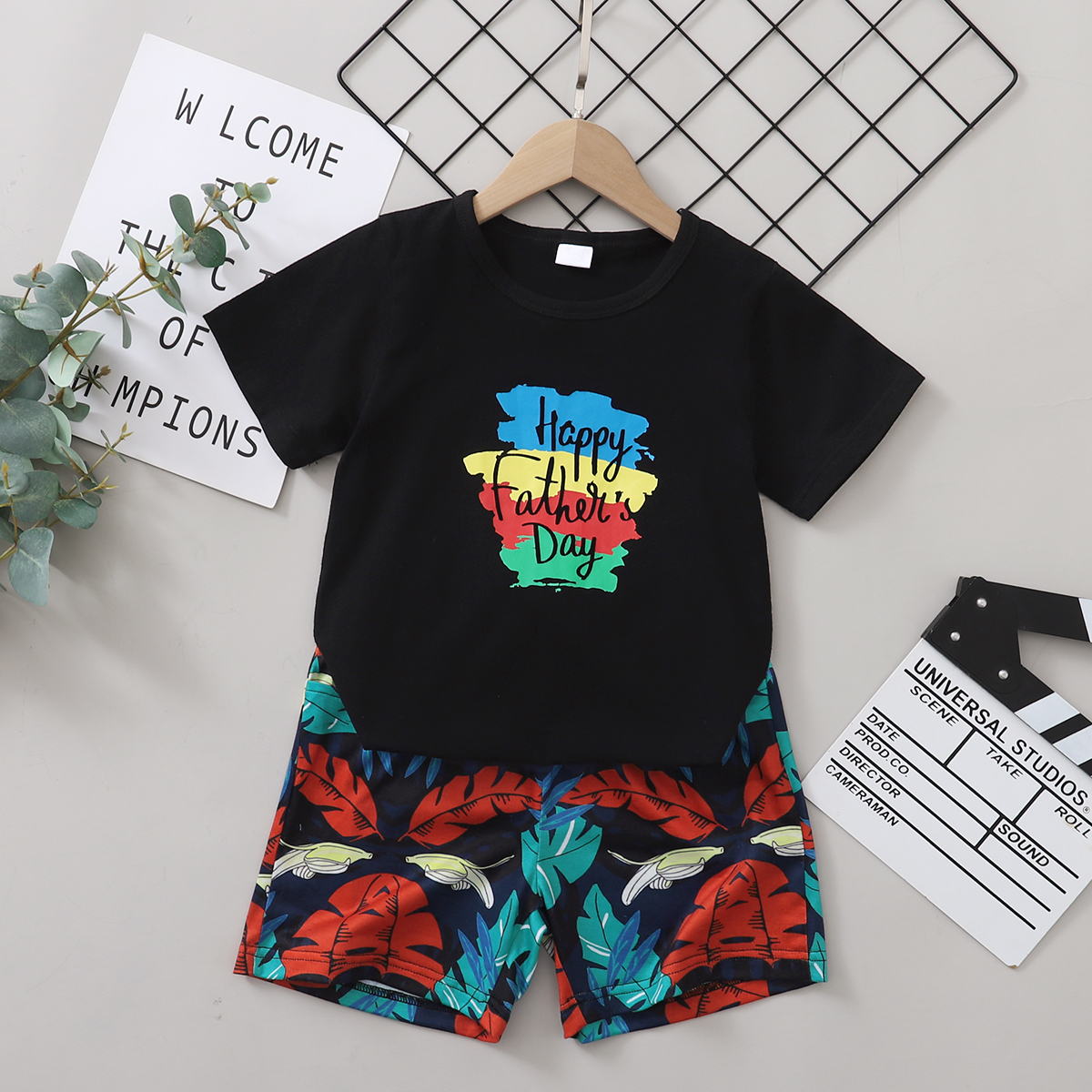 

Fashionable Kid Boy Short-sleeve Letter & Leaf Print Shorts Suits