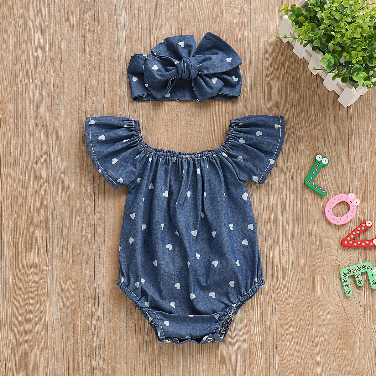 

Baby Heart Print Bodysuit and Bowknot Headband