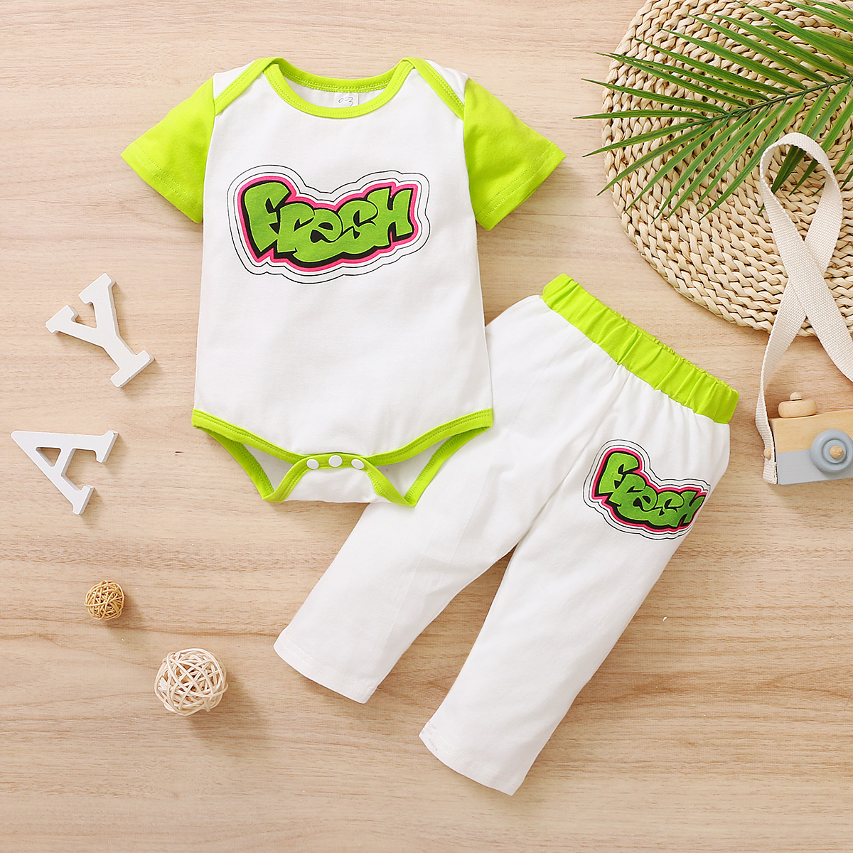 

2pcs Letter Print Color Block Short-sleeve Green Baby Set