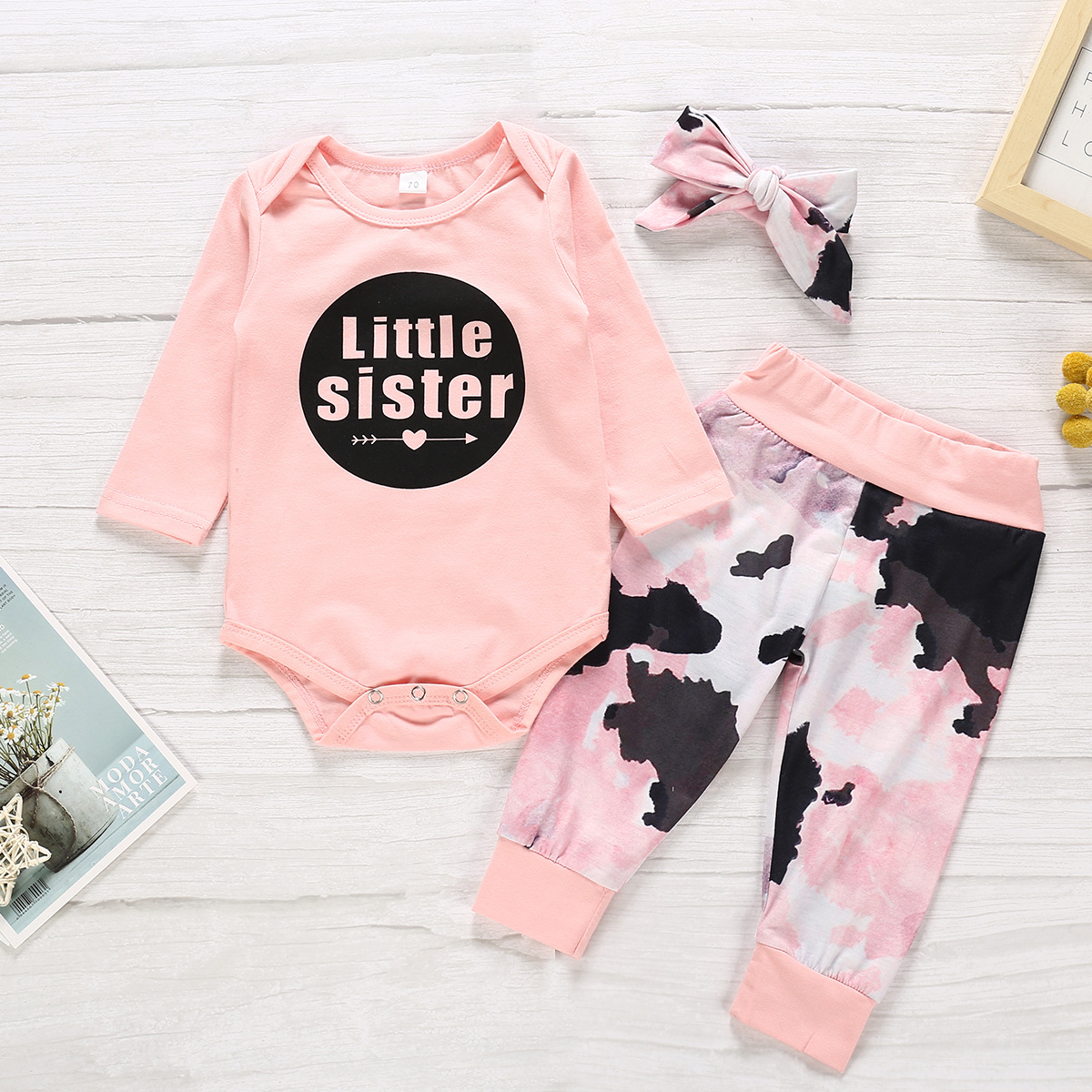 

Baby Girl LITTLE SISTER Print Bodysuit and Camouflage Pants with Headband Set