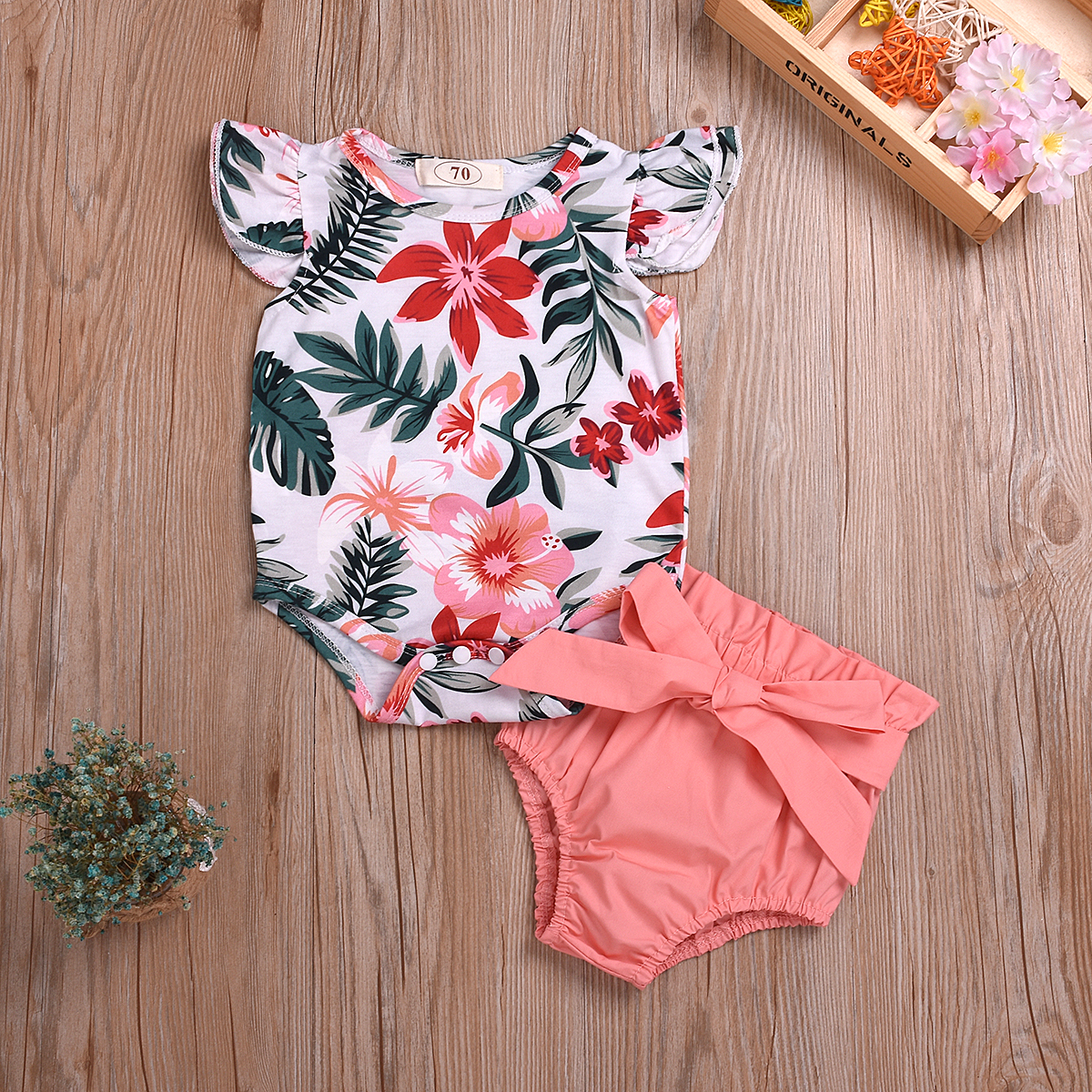 

Baby Girl Leaf and Flower Print Flutter-sleeve Bodysuit and Bow Shorts Set