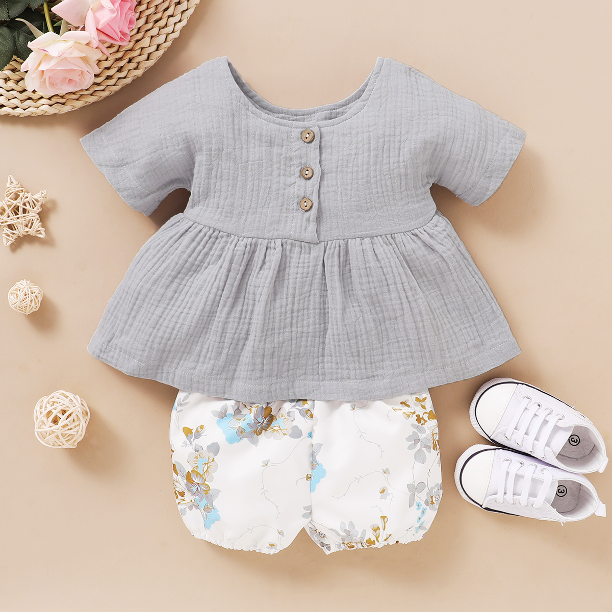 

Baby Girl Sweet Solid Top and Flower Shorts Set (No Shoes )