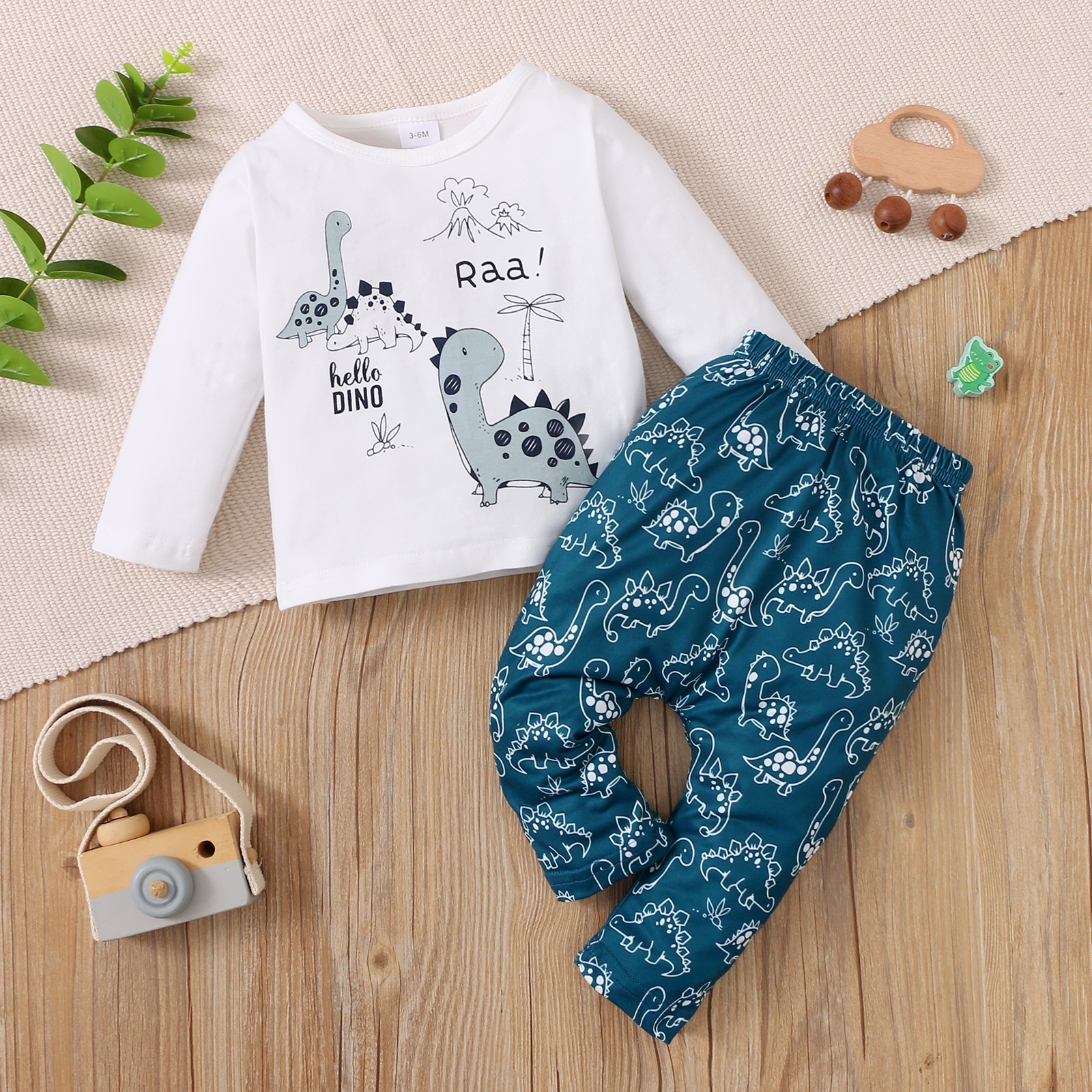 

2pcs Baby Boy Cartoon Dinosaur Print Long-sleeve T-shirt and Trousers Set