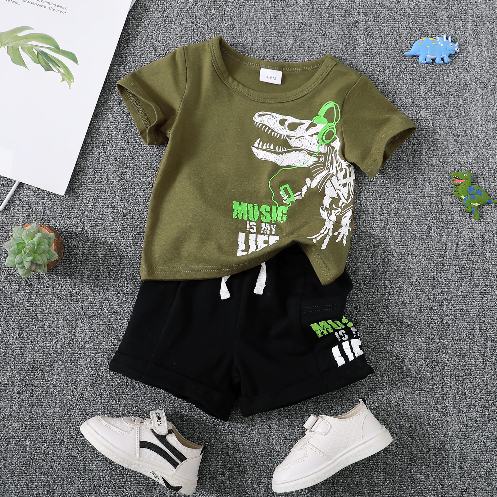 

2pcs Baby Boy 95% Cotton Short-sleeve Dinosaur & Letter Print T-shirt and Shorts Set