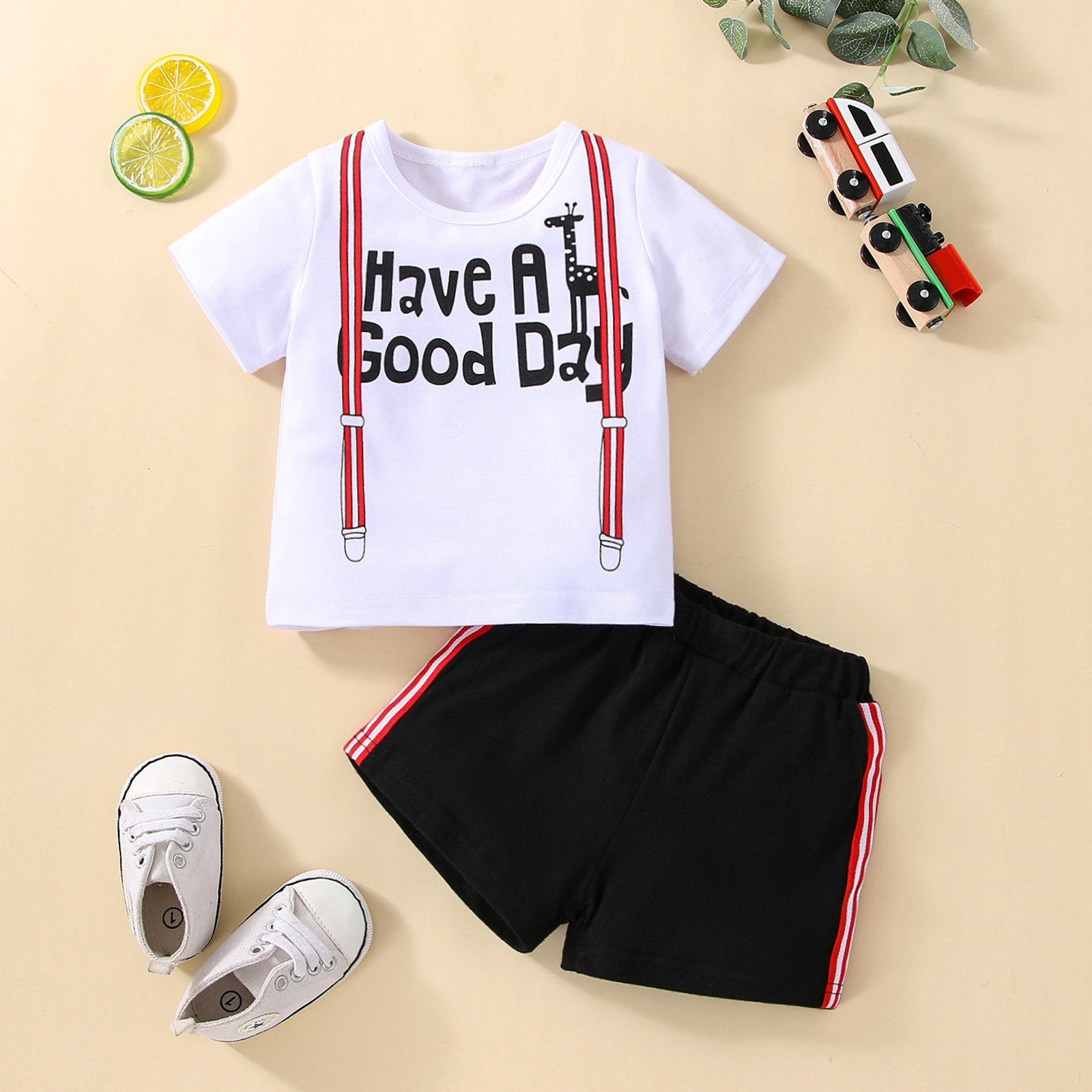 

2pcs Baby Girl 95% Cotton Short-sleeve Giraffe and Letter Print T-shirt with Shorts Set