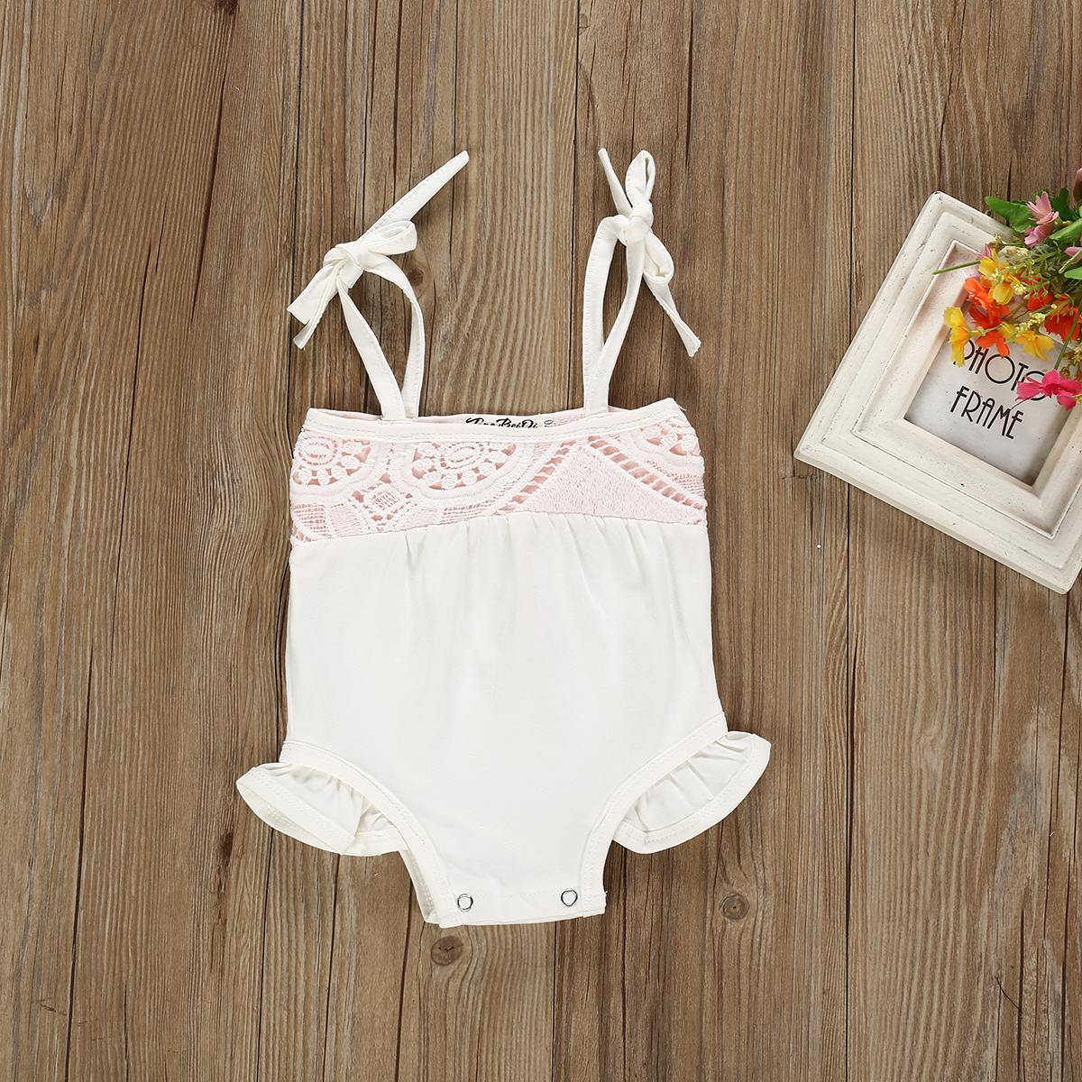 

Baby Girl Sweet Lace Design Flater Bodysuit